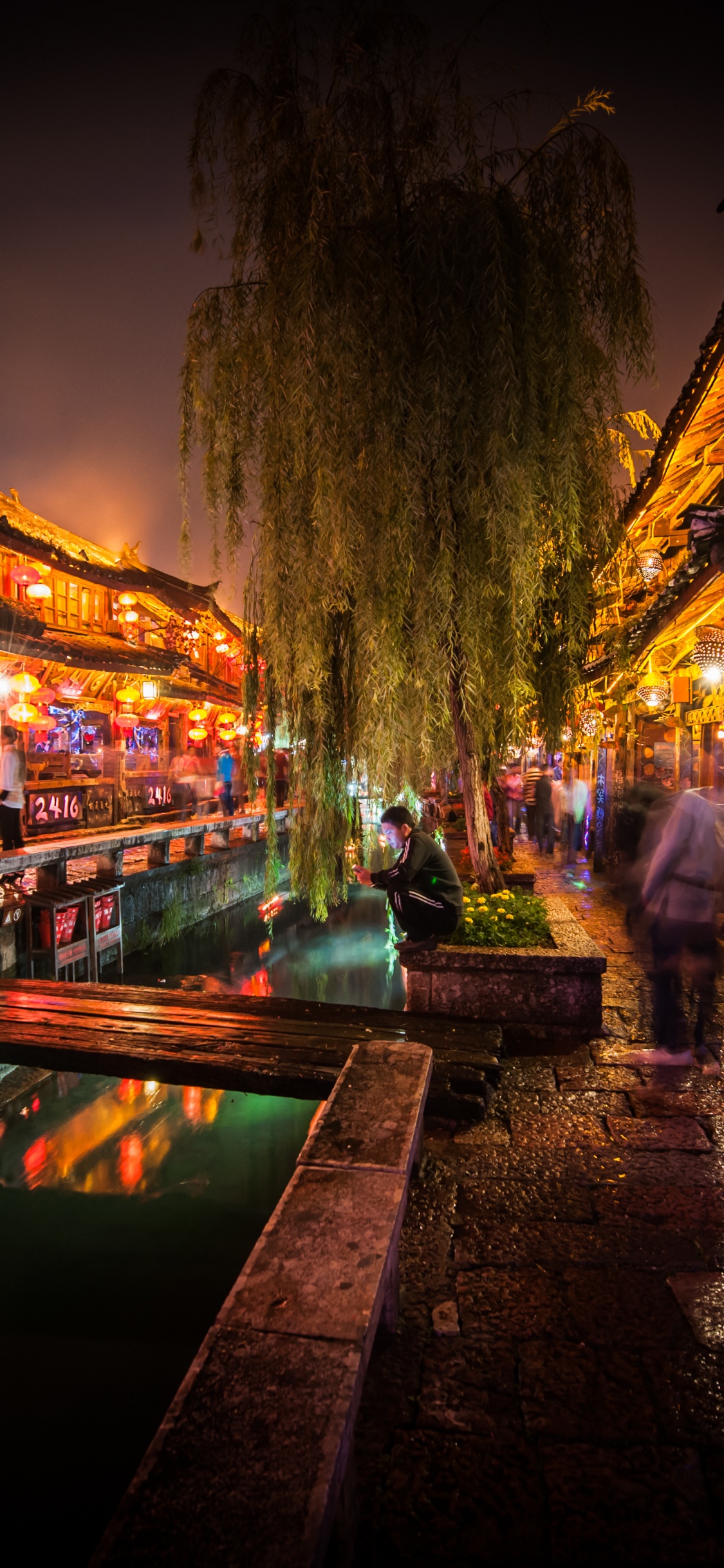 Обои Старый город Лицзян, ночь, улица, город, темнота в разрешении 1125x2436