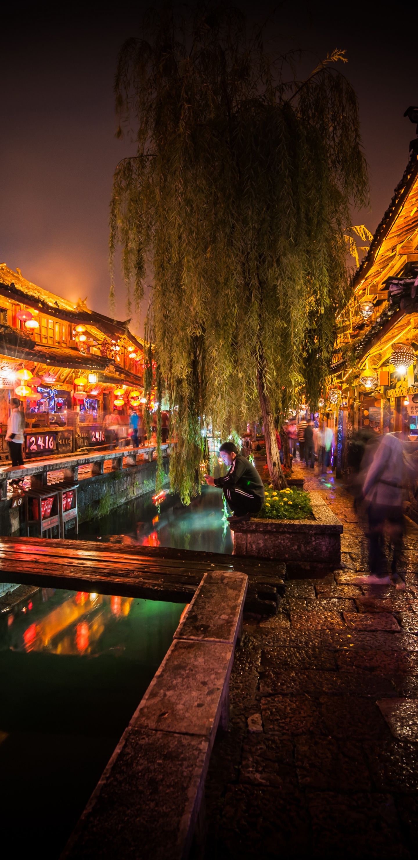 Обои Старый город Лицзян, ночь, улица, город, темнота в разрешении 1440x2960