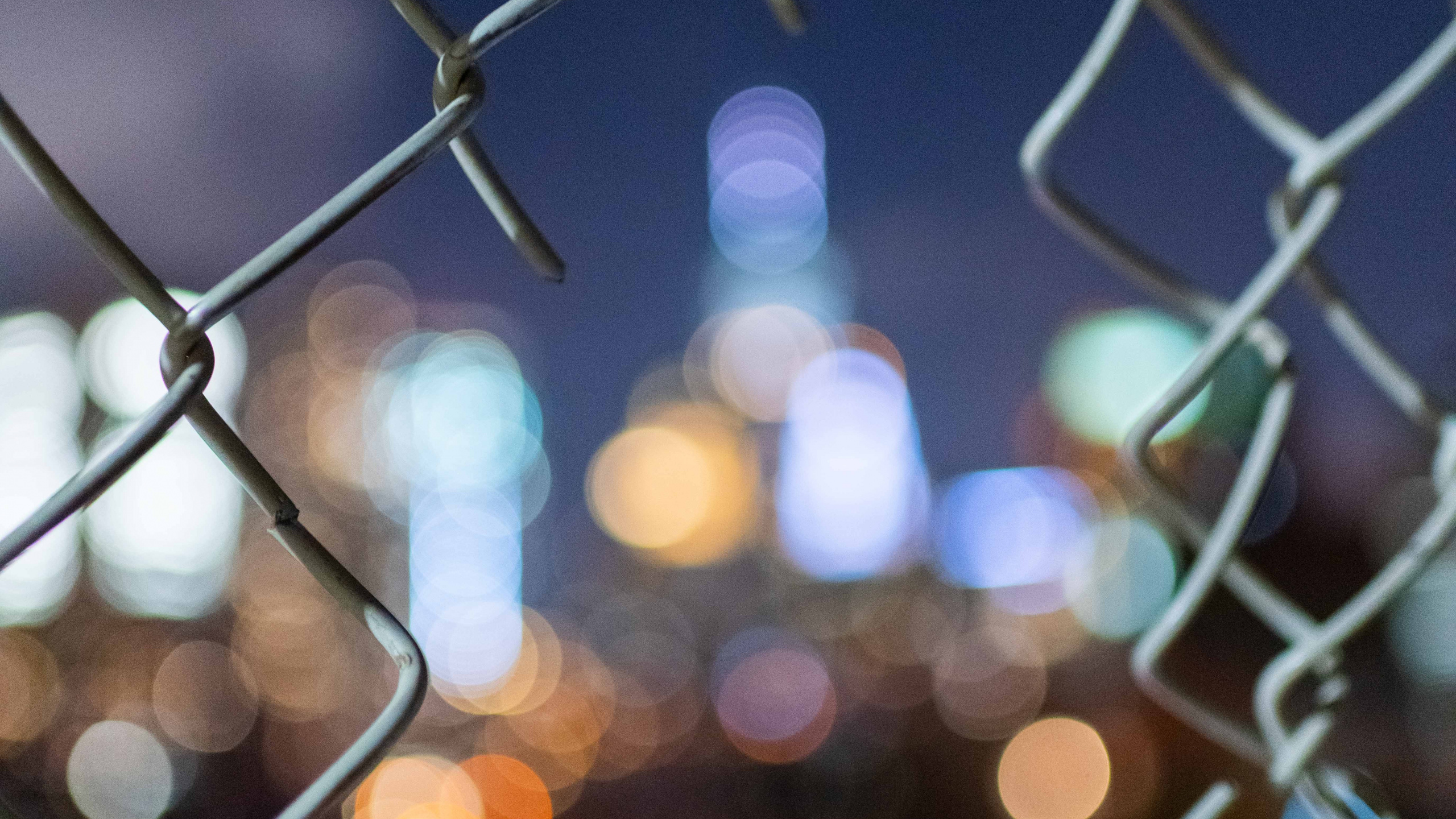 Обои боке, забор, узор, ограждать провода, город в разрешении 2560x1440