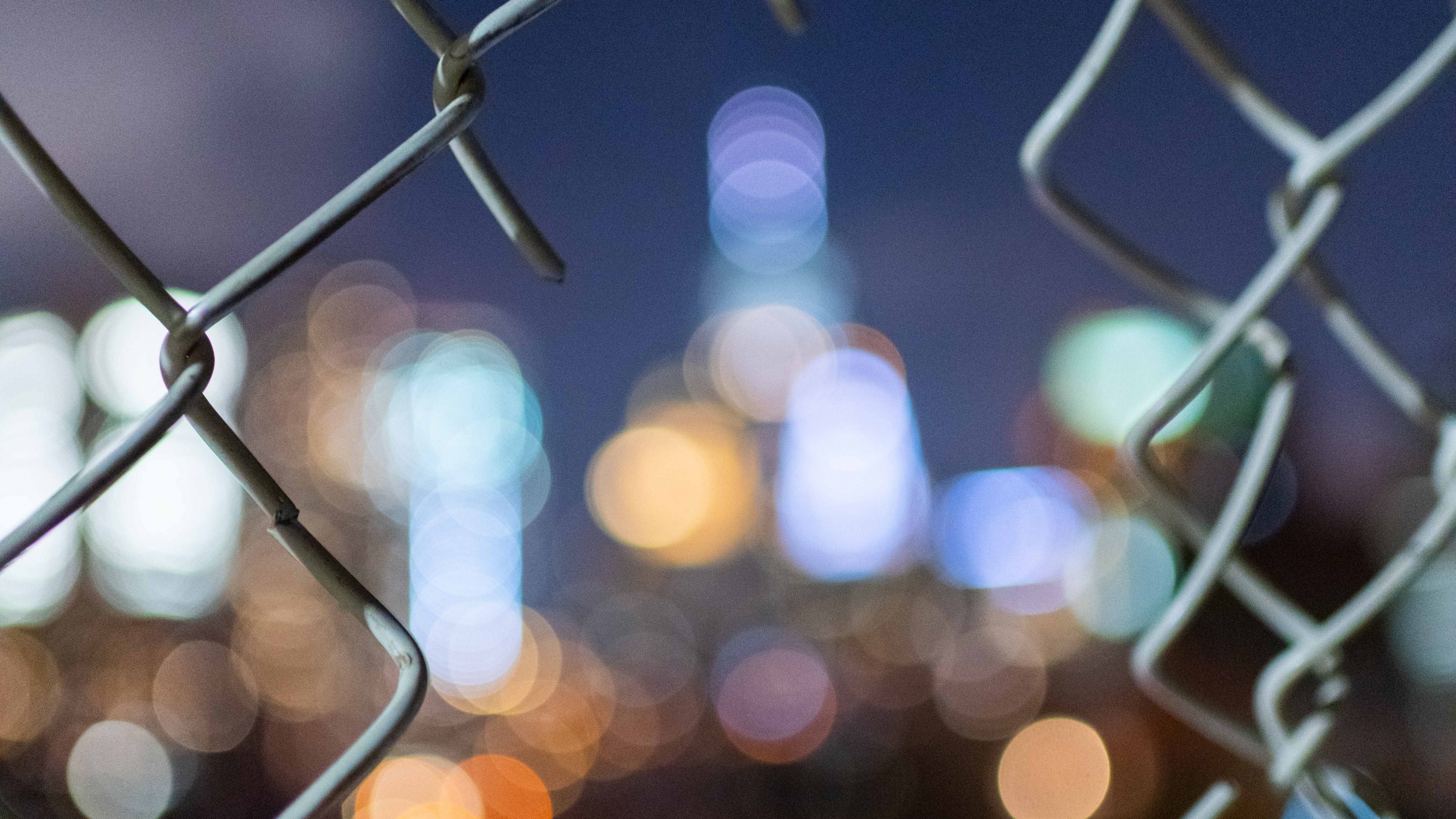 Обои боке, забор, узор, ограждать провода, город в разрешении 3840x2160