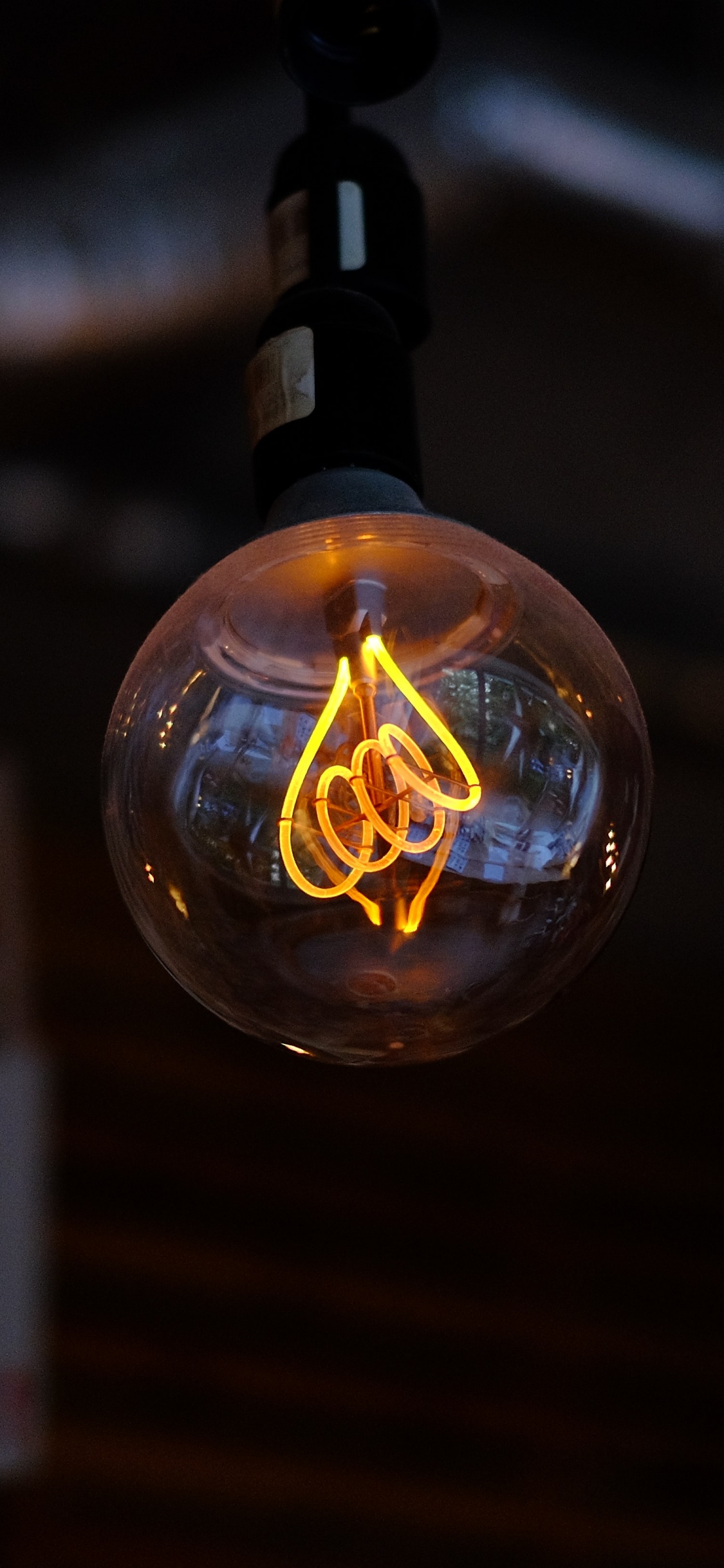 Обои Лампа накаливания, освещение, свет, электрическое освещение, ночь в разрешении 1125x2436