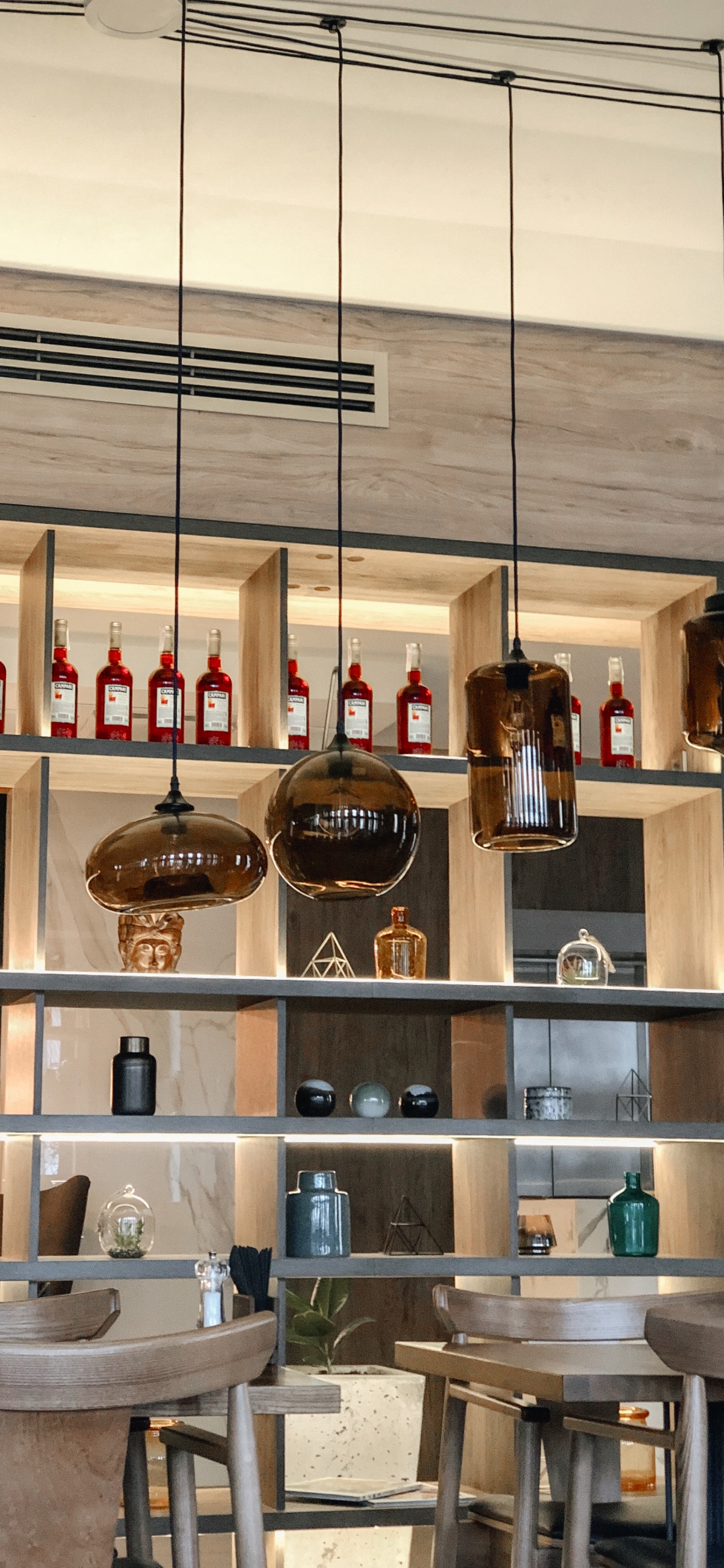 Обои дизайн интерьера, мебель, таблица, бутылка, стеллаж в разрешении 1242x2688