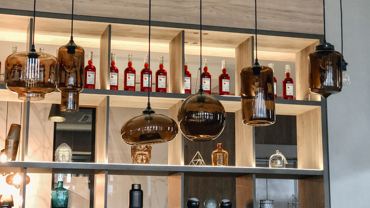 Обои дизайн интерьера, мебель, таблица, бутылка, стеллаж в разрешении 1280x720