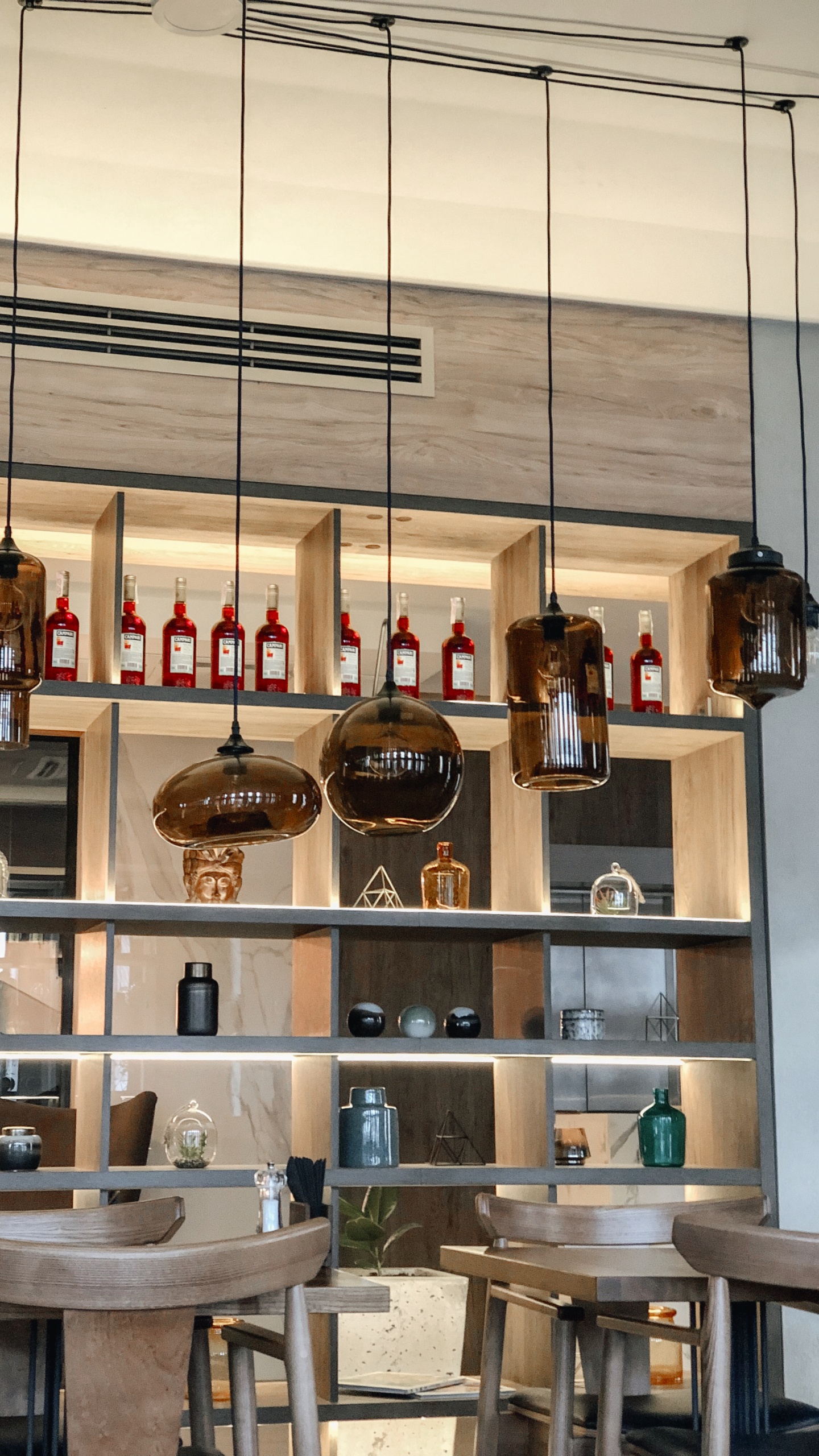 Обои дизайн интерьера, мебель, таблица, бутылка, стеллаж в разрешении 1440x2560