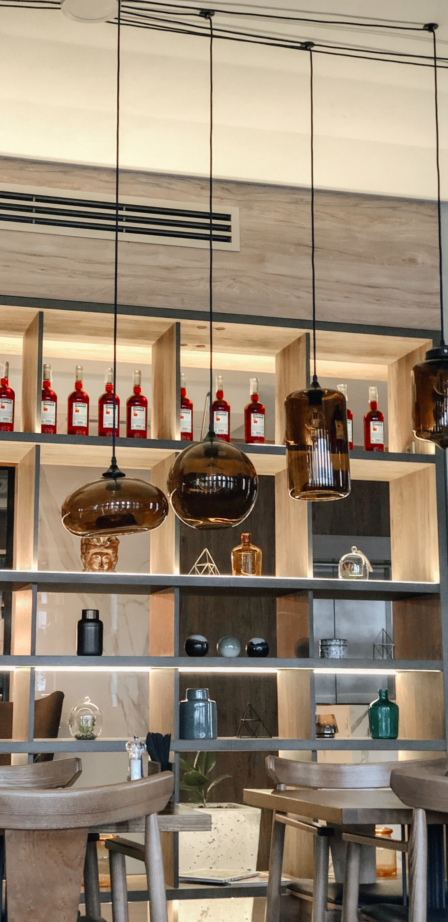 Обои дизайн интерьера, мебель, таблица, бутылка, стеллаж в разрешении 1440x2960