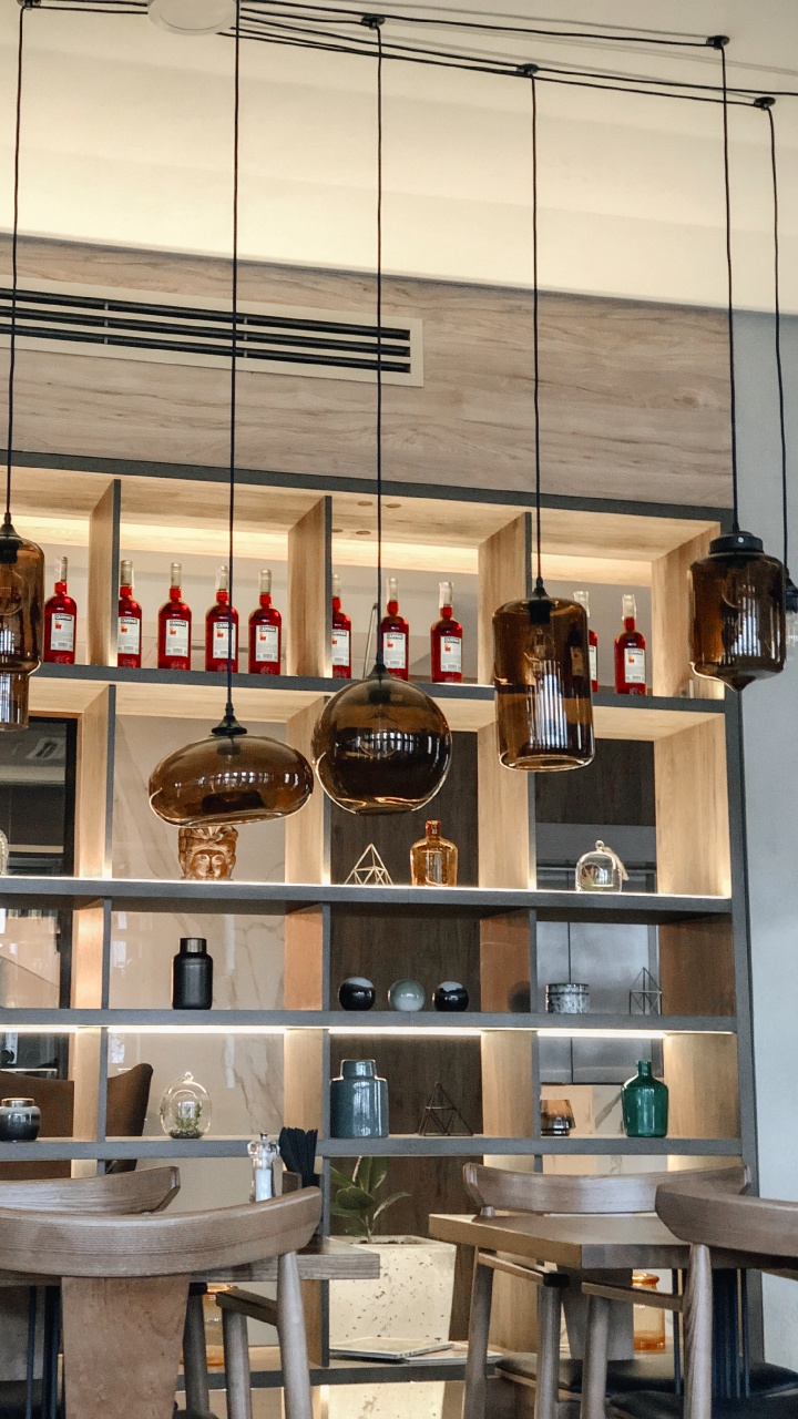 Обои дизайн интерьера, мебель, таблица, бутылка, стеллаж в разрешении 720x1280