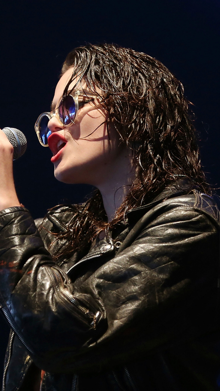 Обои микрофон, музыкант, Представление, музыкальный исполнитель, развлечение в разрешении 750x1334