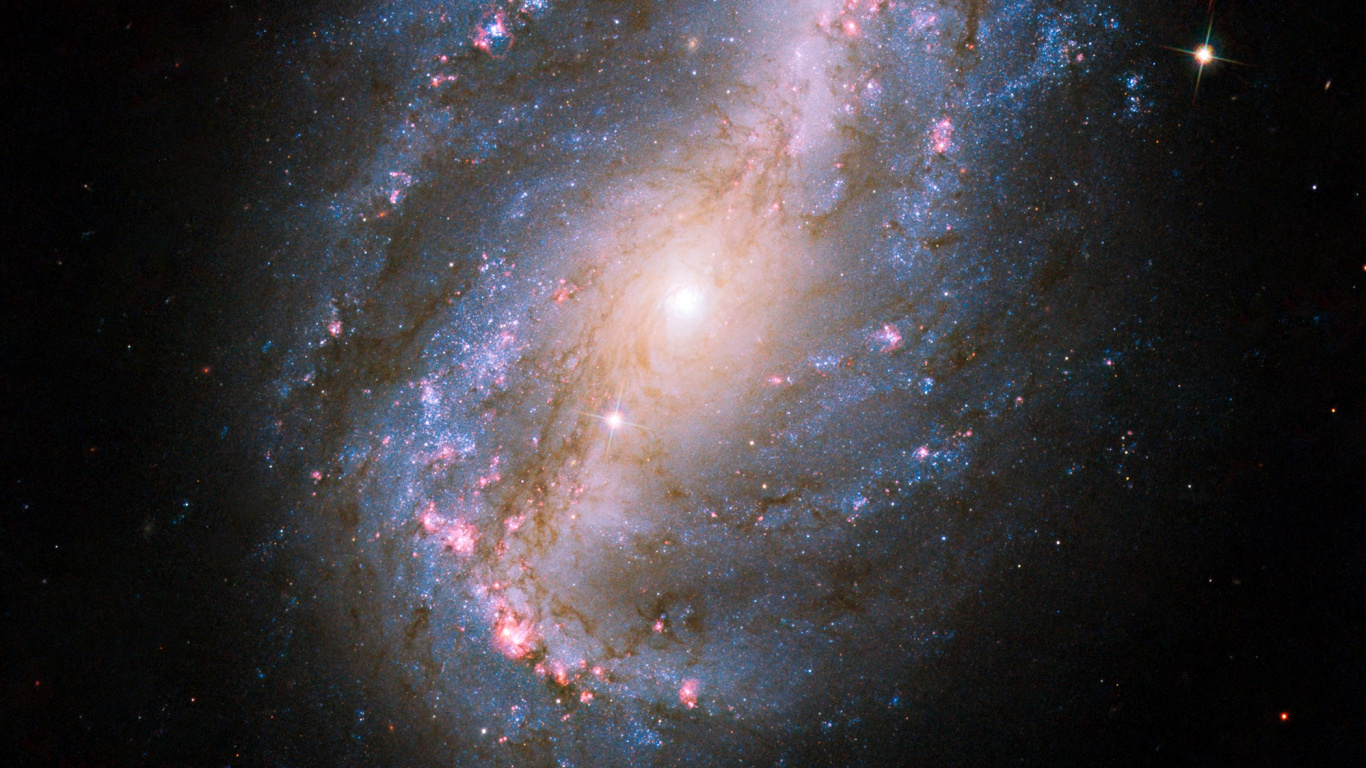 Обои Спиральная галактика с перемычкой ngc 6217, звезда, Галактика, спиральная Галактика, нгк 6217 в разрешении 1366x768