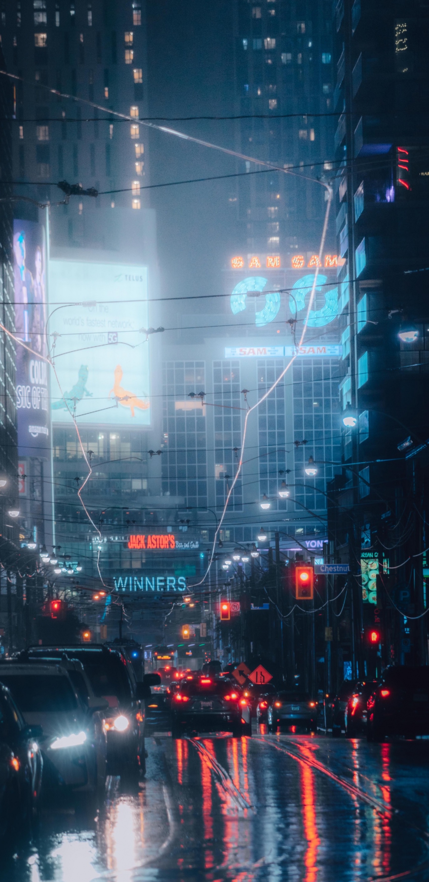 Обои городской пейзаж, здание, автомобильное освещение, легковые автомобили, свет в разрешении 1440x2960