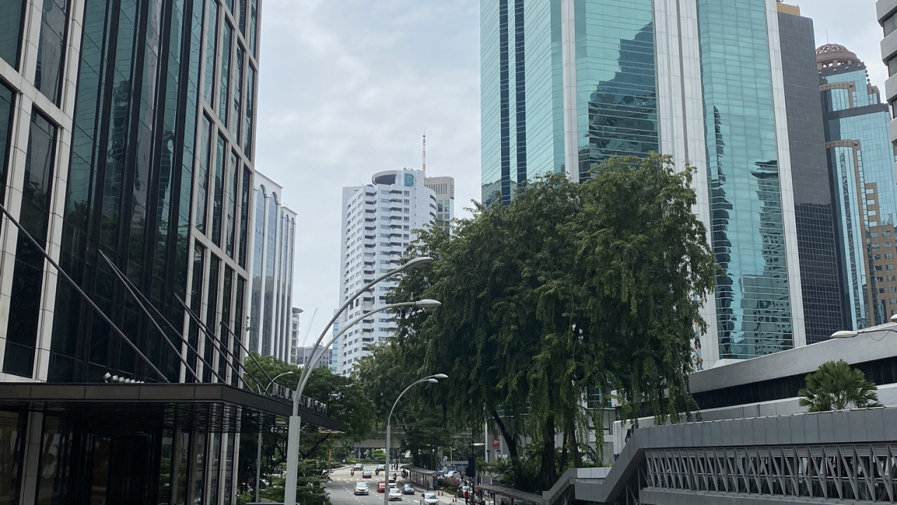 Обои Король, башня, дорога, архитектура, транспорт в разрешении 1280x720