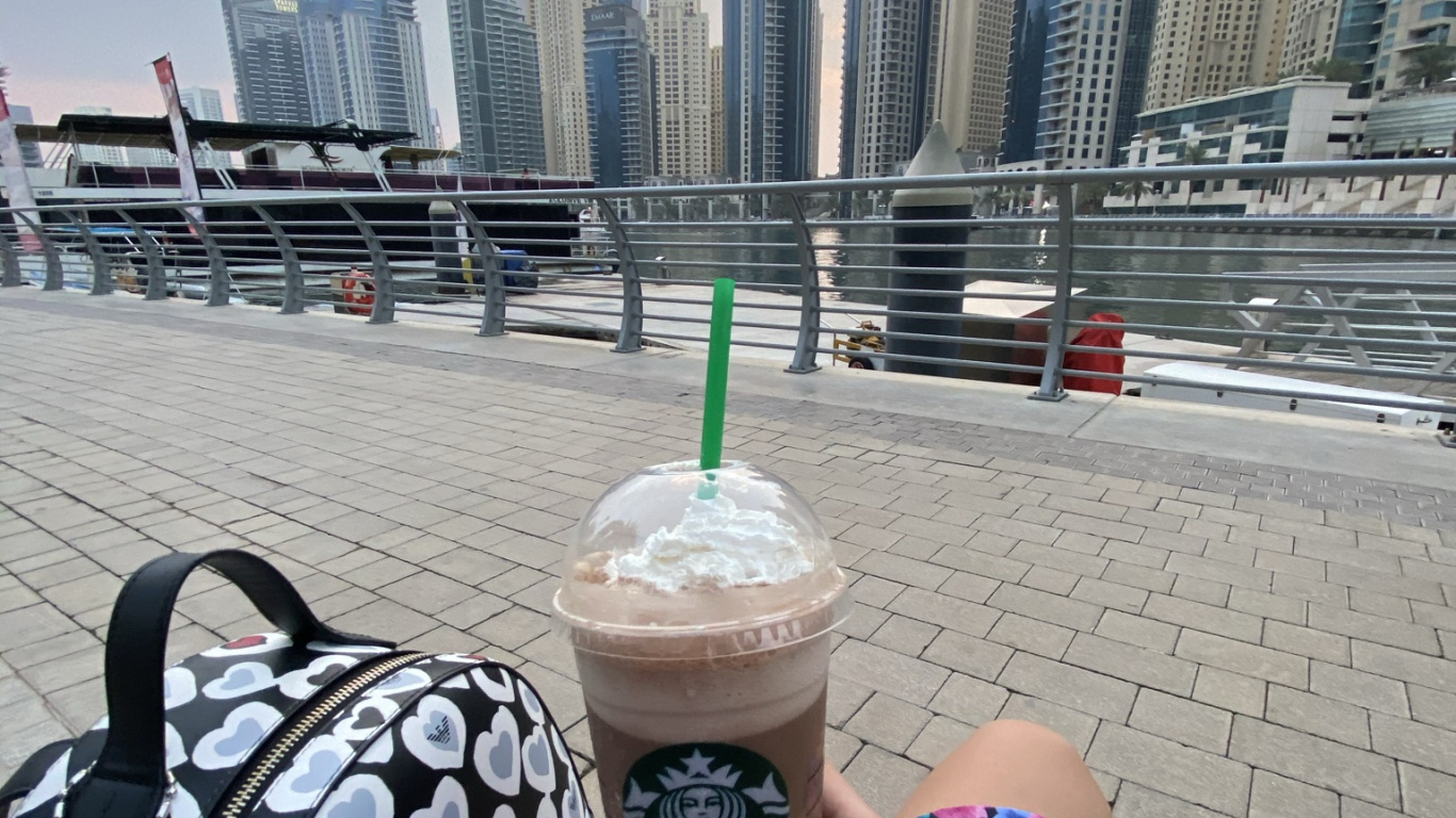 Обои Дубай, старбакс, отпуск, вода, очки в разрешении 1366x768