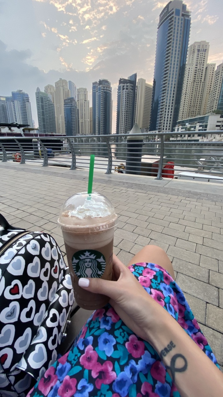 Обои Дубай, старбакс, отпуск, вода, очки в разрешении 720x1280