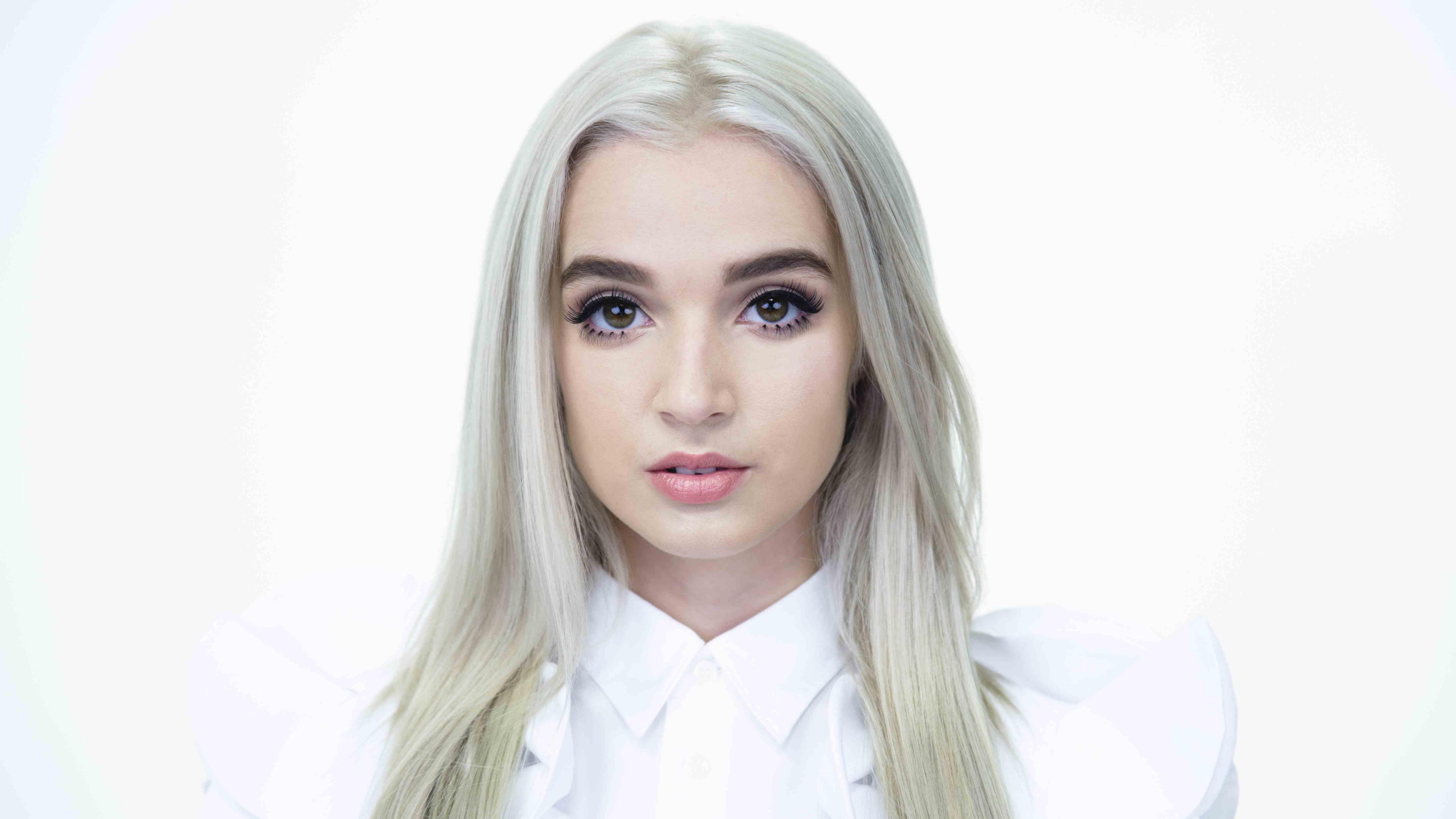 Обои Им Маковой, волосы, лицо, белые, блондин в разрешении 2560x1440