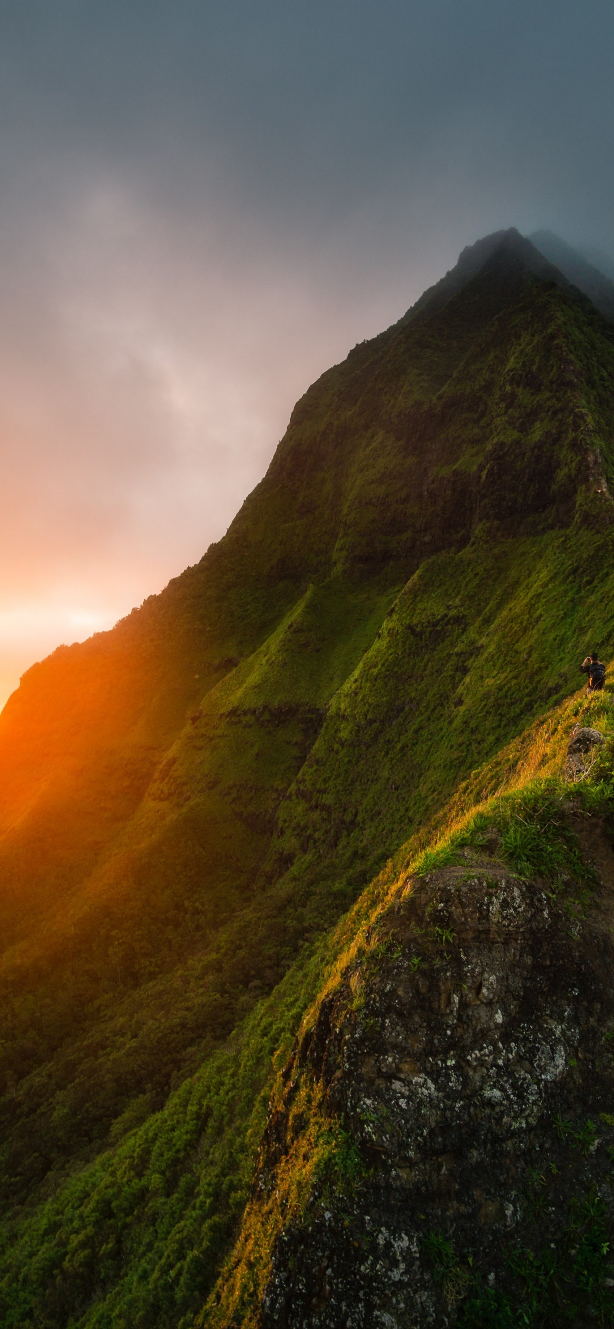 Обои гора, облако, природный ландшафт, склон, нагорье в разрешении 1242x2688