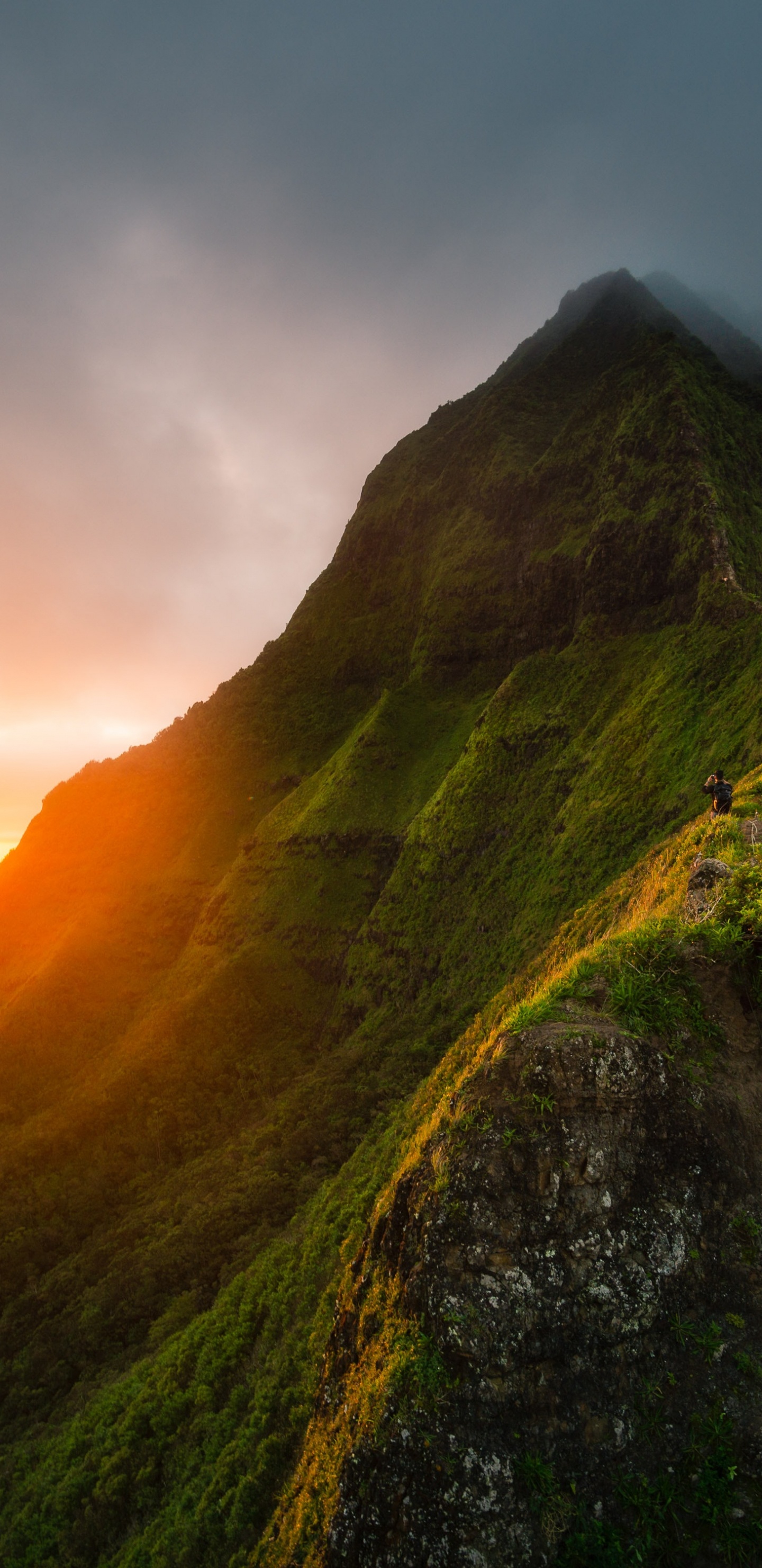 Обои гора, облако, природный ландшафт, склон, нагорье в разрешении 1440x2960