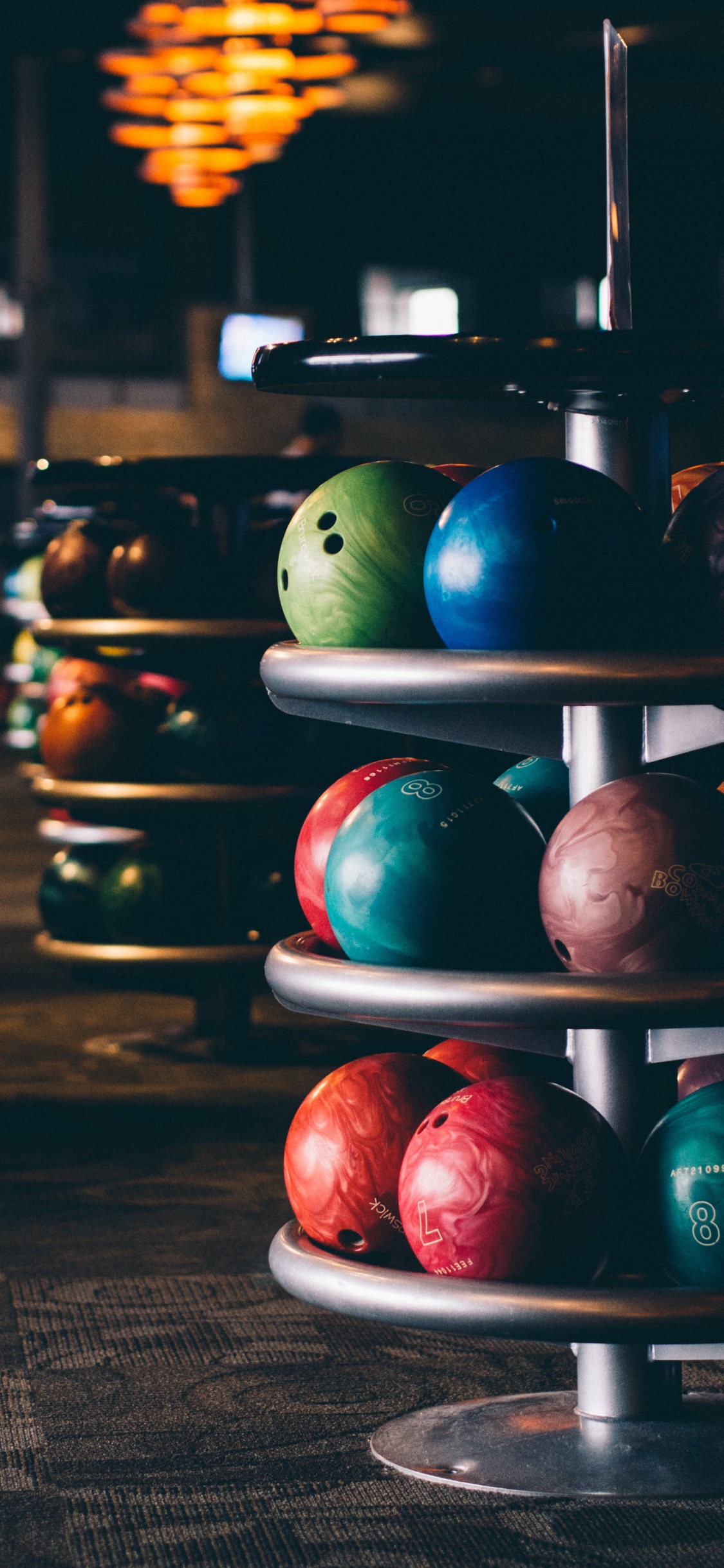 Обои спортивный инвентарь, занятие спортом, шар для боулинга, красочность, натюрморт в разрешении 1125x2436