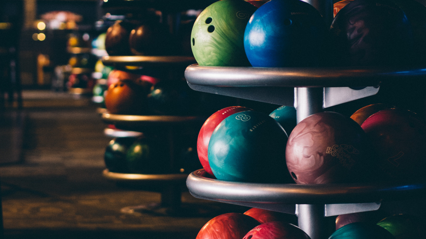 Обои спортивный инвентарь, занятие спортом, шар для боулинга, красочность, натюрморт в разрешении 1366x768