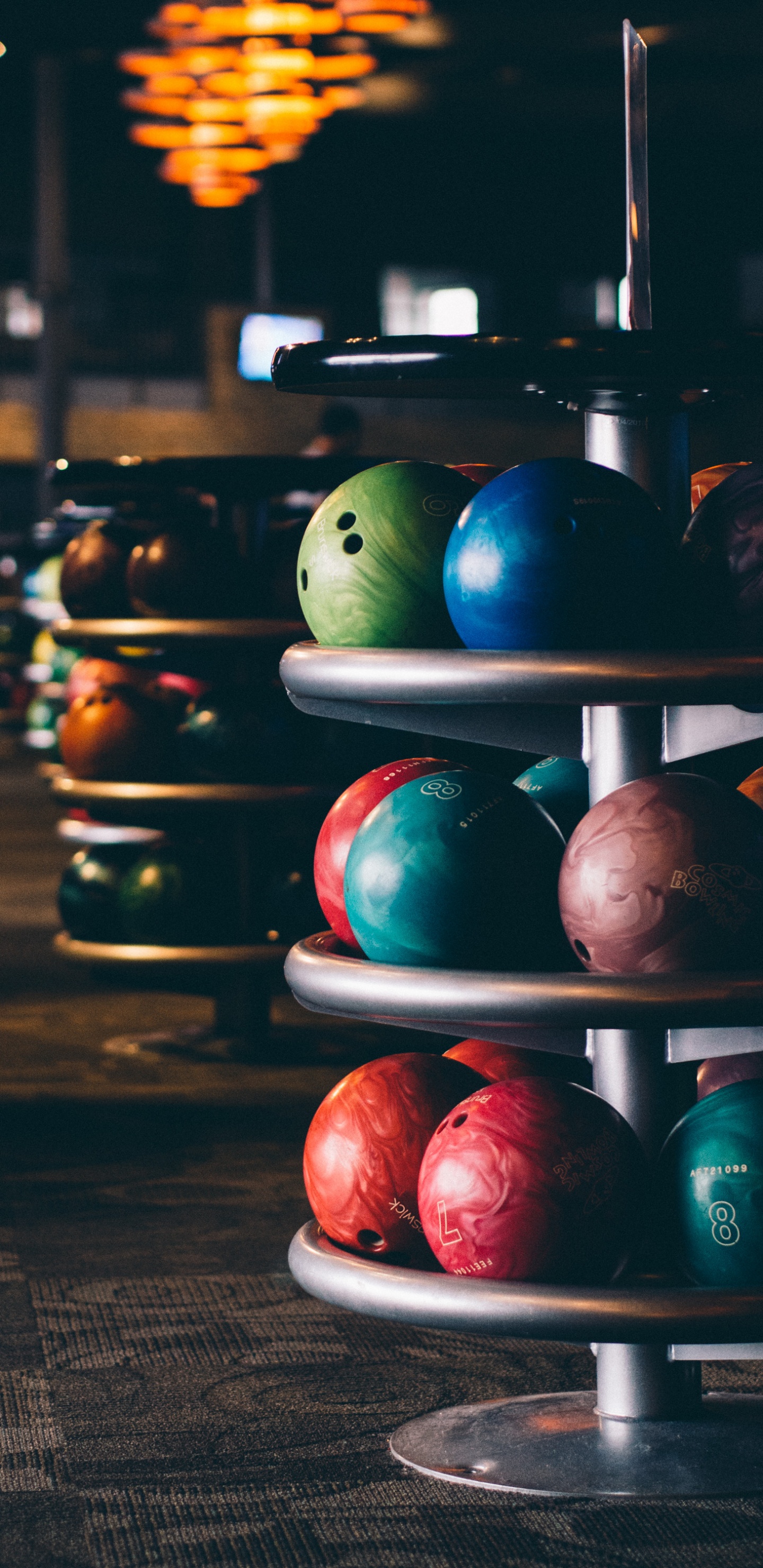 Обои спортивный инвентарь, занятие спортом, шар для боулинга, красочность, натюрморт в разрешении 1440x2960