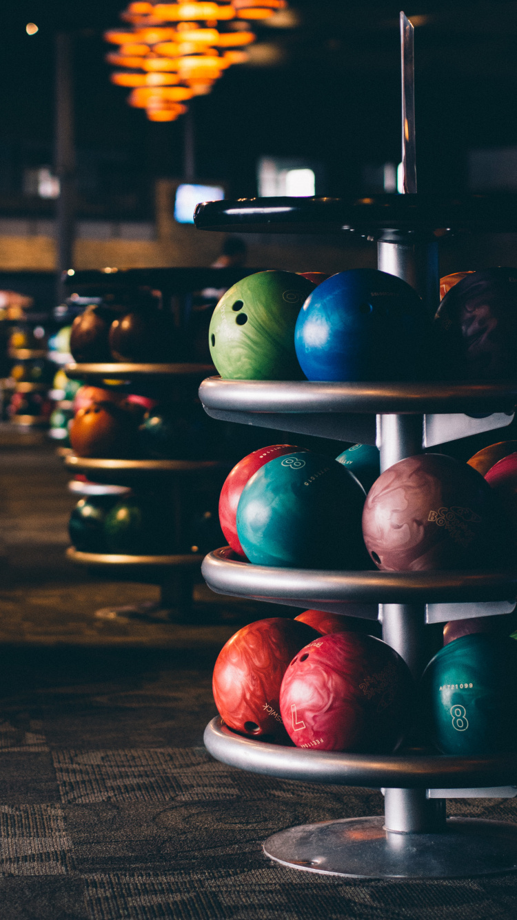 Обои спортивный инвентарь, занятие спортом, шар для боулинга, красочность, натюрморт в разрешении 750x1334