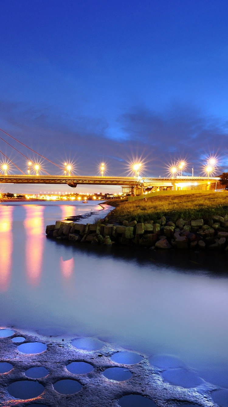 Обои город, мост, вода, отражение, ориентир в разрешении 750x1334