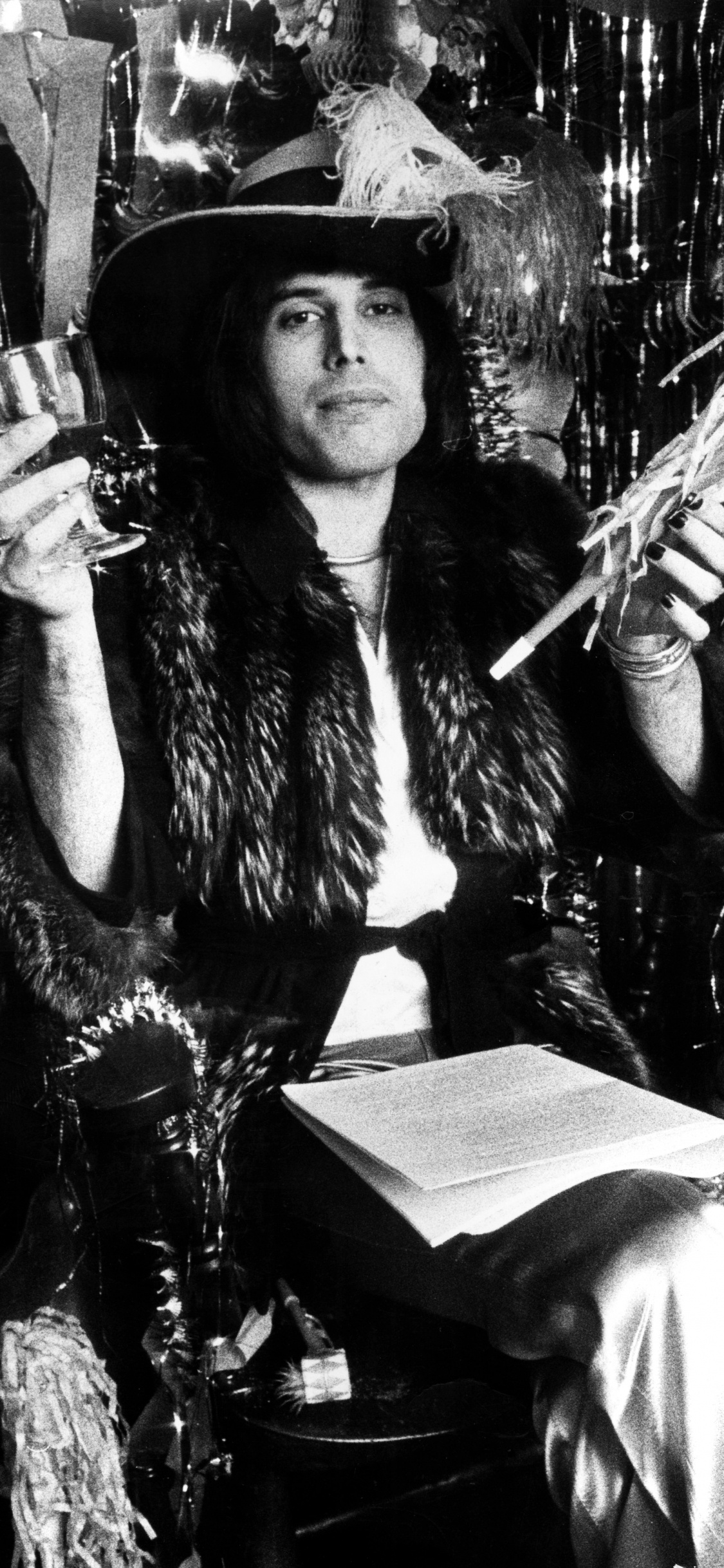 Обои Фредди Меркьюри, Королева, музыкант, микрофон, темнота в разрешении 1125x2436