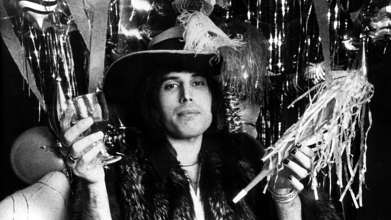 Обои Фредди Меркьюри, Королева, музыкант, микрофон, темнота в разрешении 1280x720