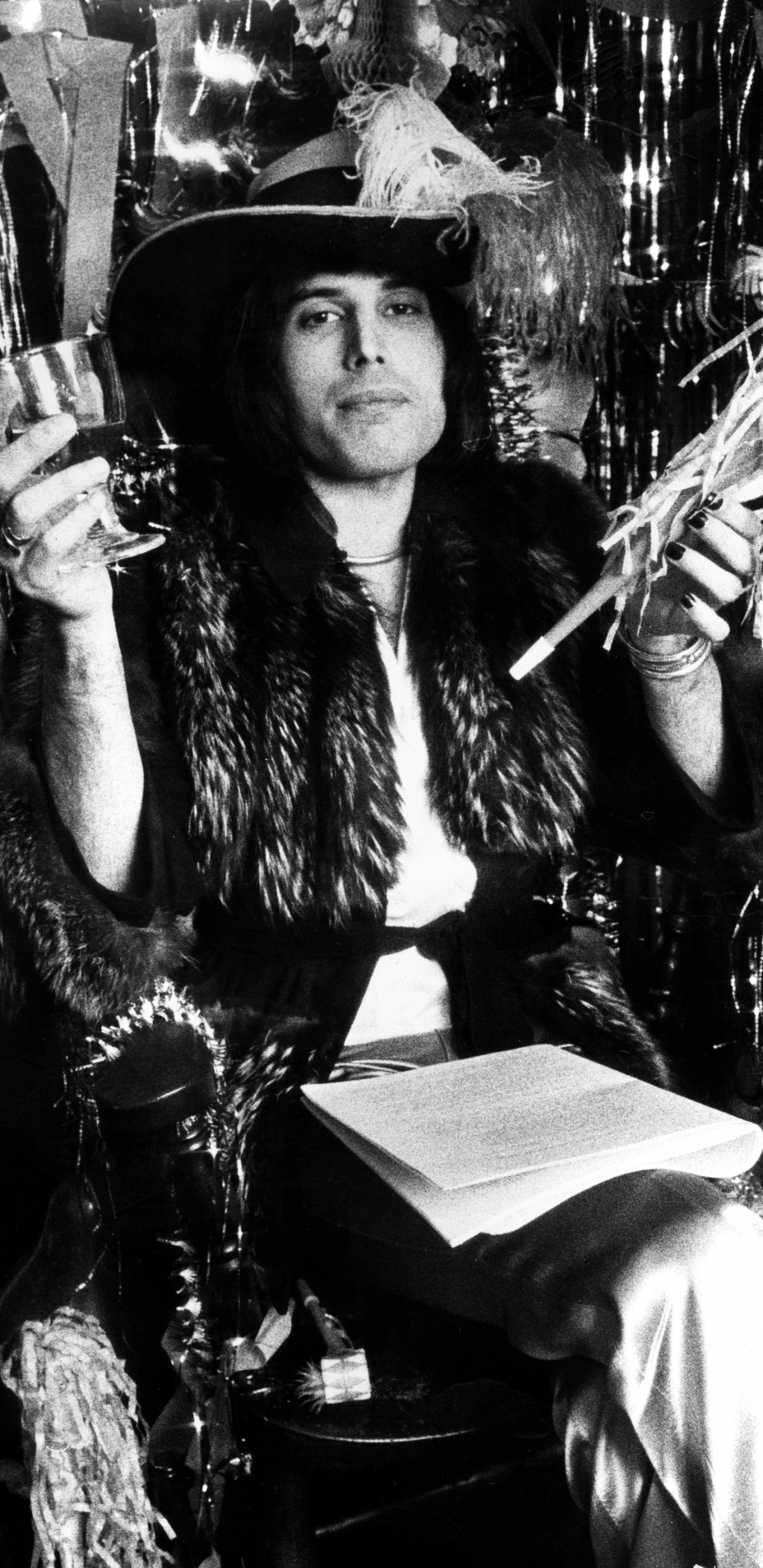 Обои Фредди Меркьюри, Королева, музыкант, микрофон, темнота в разрешении 1440x2960