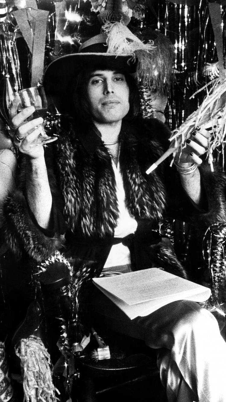 Обои Фредди Меркьюри, Королева, музыкант, микрофон, темнота в разрешении 750x1334