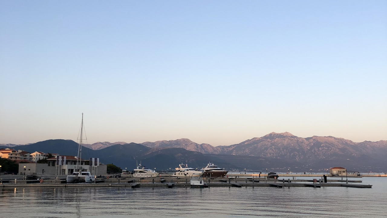 Обои горный хребет, холм, отражение, озеро, спокойный в разрешении 1280x720