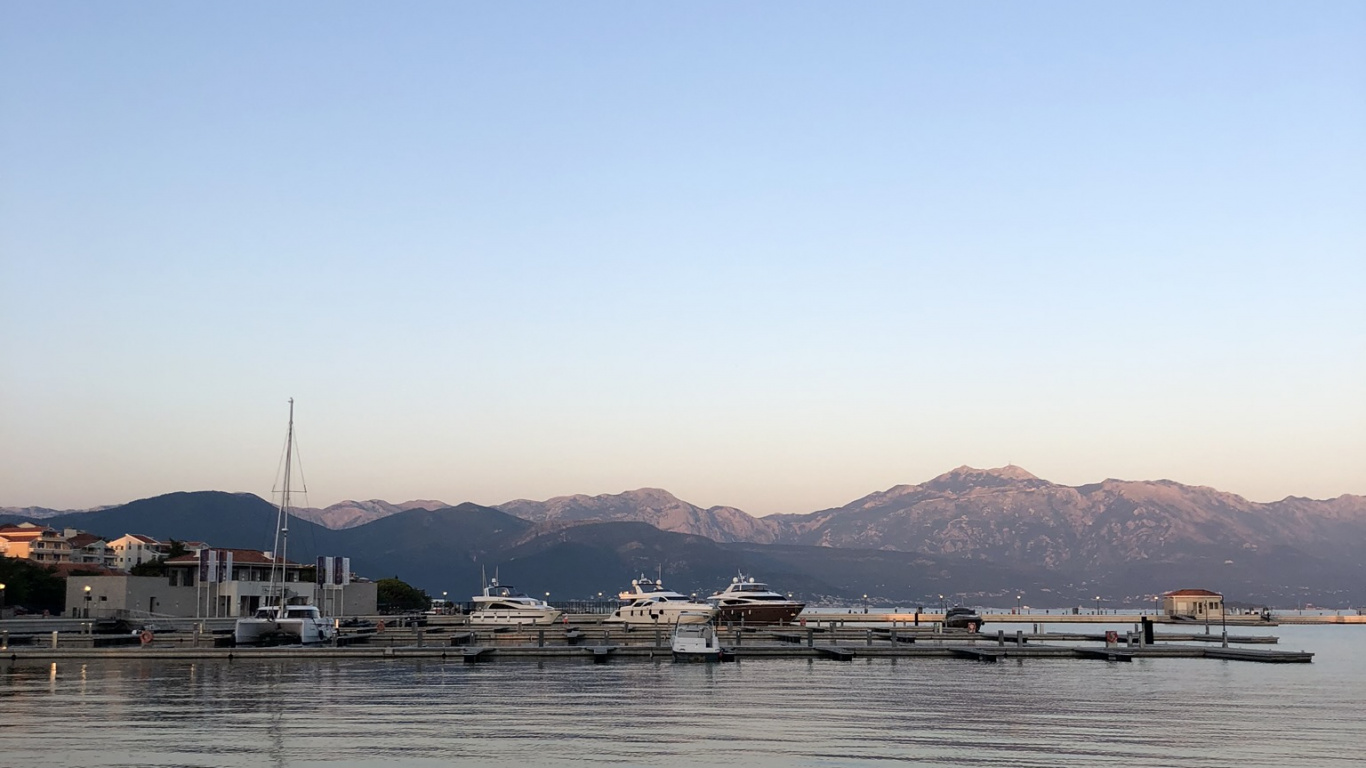 Обои горный хребет, холм, отражение, озеро, спокойный в разрешении 1366x768