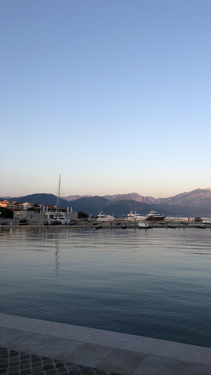 Обои горный хребет, холм, отражение, озеро, спокойный в разрешении 720x1280