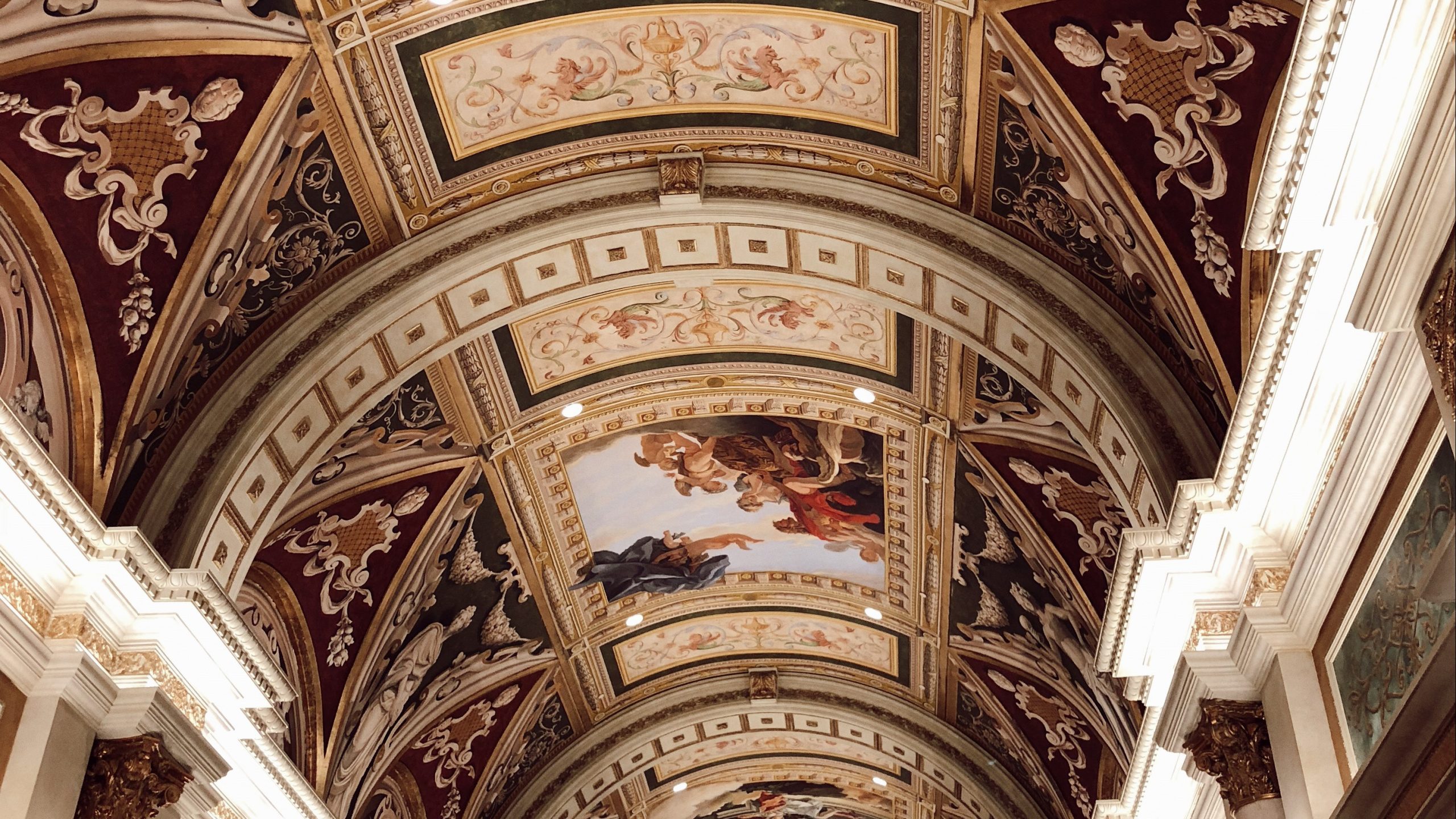 Обои ориентир, архитектура, потолок, арт, формование в разрешении 2560x1440