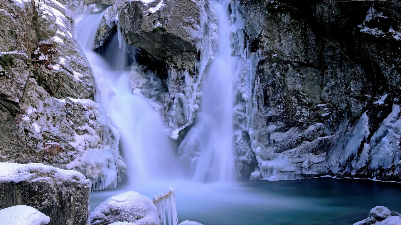 Обои зима, снег, водопад, водоем, природа в разрешении 1366x768