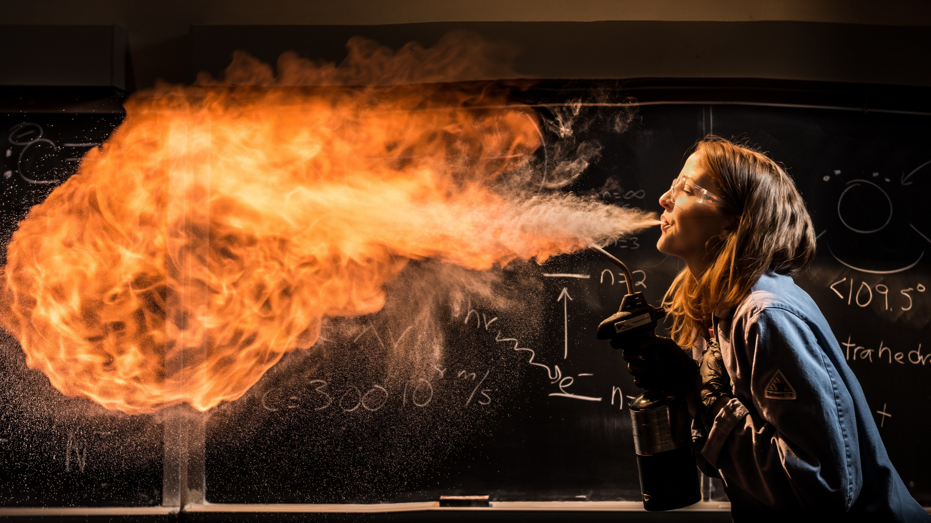 Обои огонь выходит изо рта, Кейт Бибердорф, огонь, пламя, тепло в разрешении 1920x1080