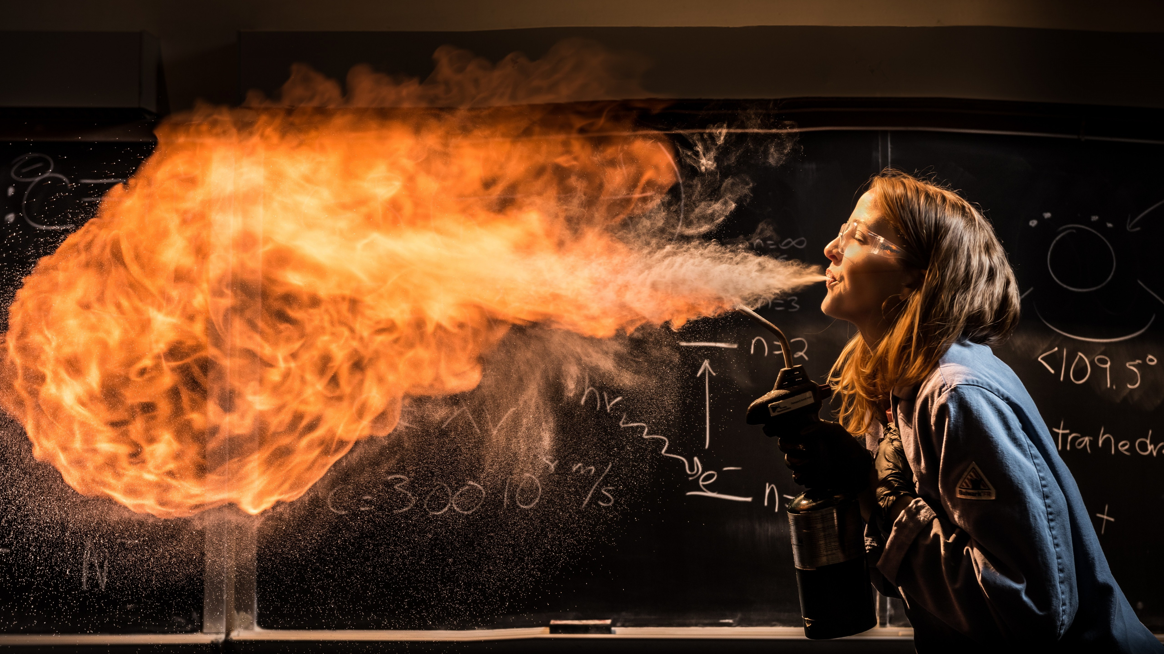 Обои огонь выходит изо рта, Кейт Бибердорф, огонь, пламя, тепло в разрешении 3840x2160