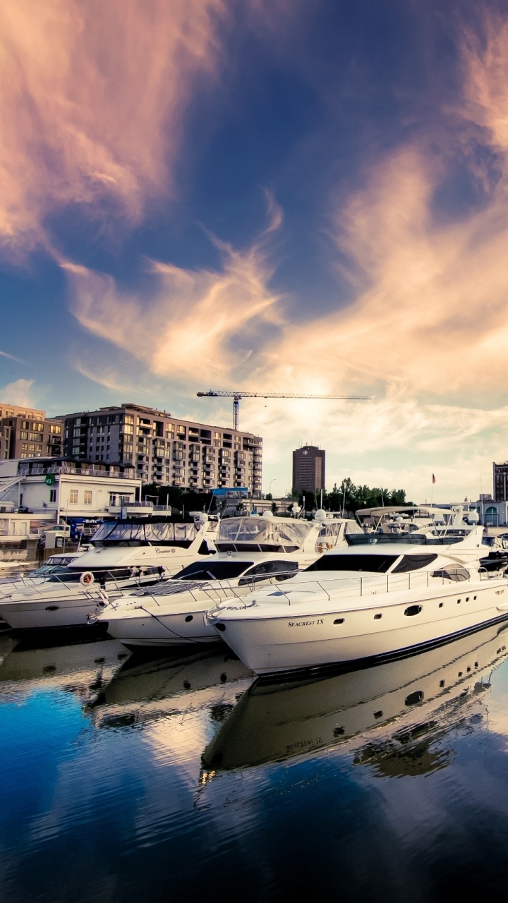 Обои отражение, вода, облако, городской пейзаж, город в разрешении 720x1280