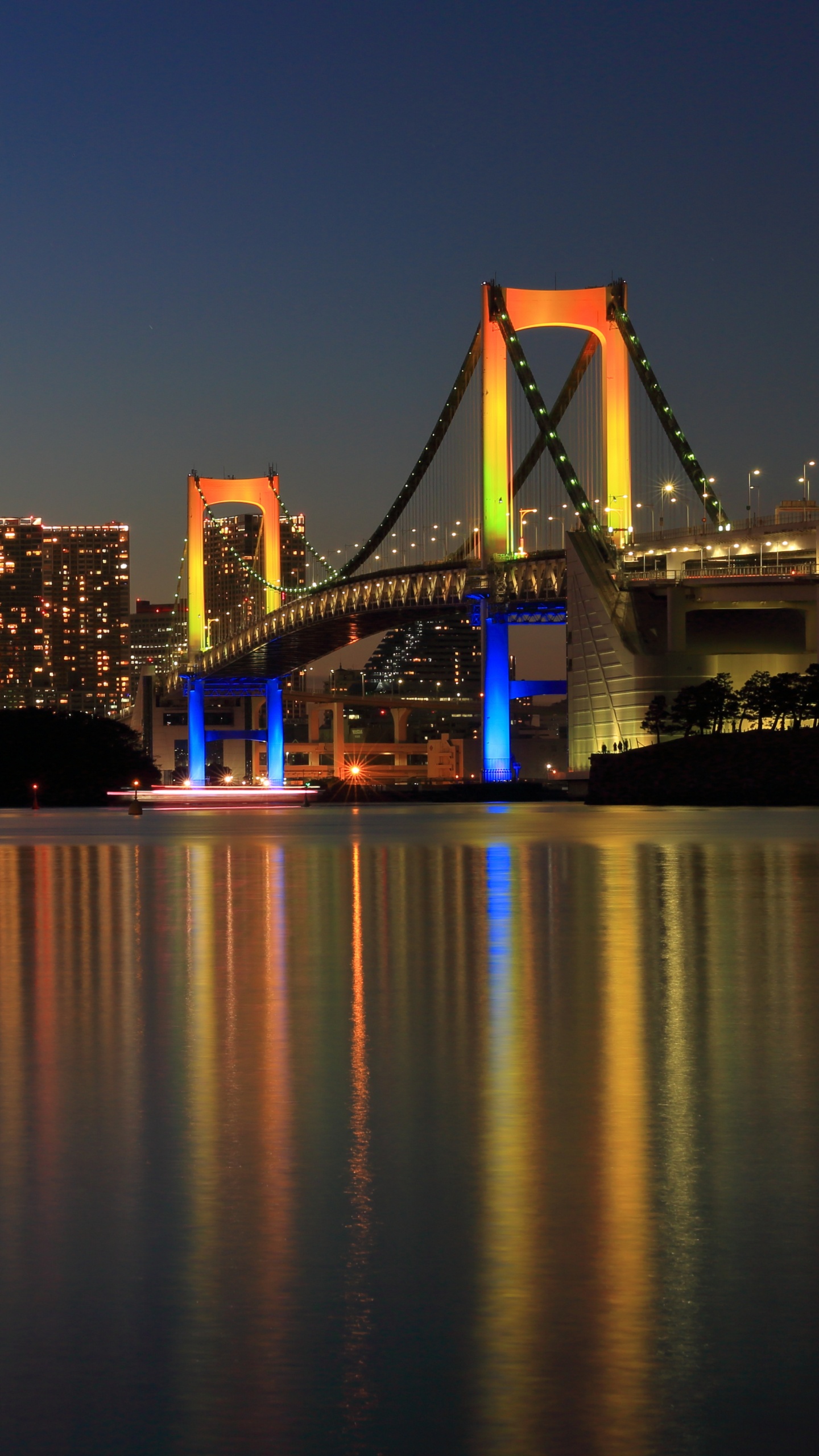 Обои Радужный мост, городской пейзаж, отражение, линия горизонта, город в разрешении 1440x2560