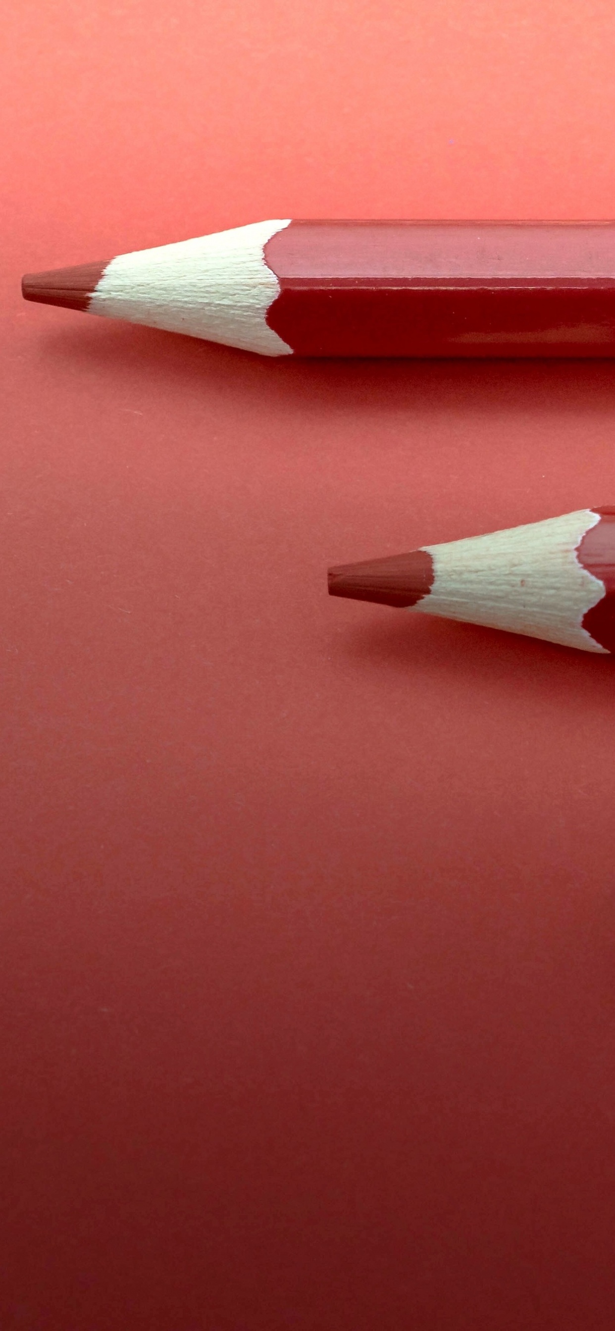 Обои цветной карандаш, карандаш, красный цвет, материальное свойство, канцелярские товары в разрешении 1242x2688