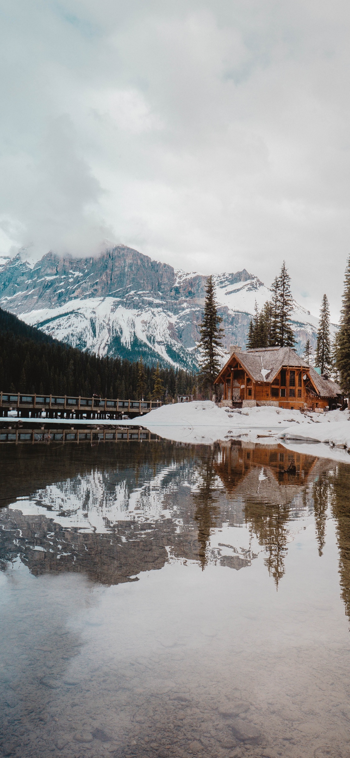 Обои гора, горный хребет, отражение, снег, зима в разрешении 1125x2436