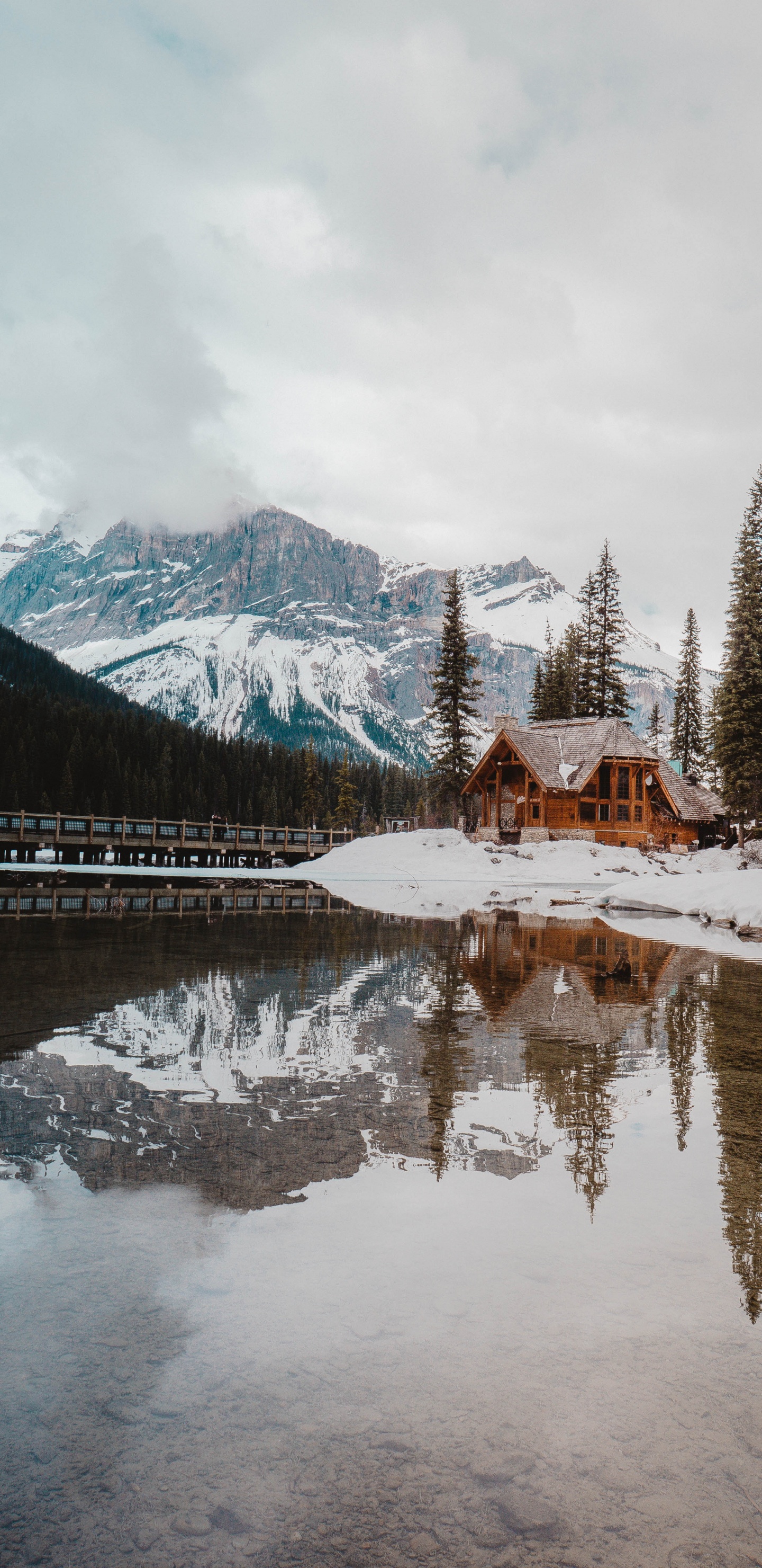 Обои гора, горный хребет, отражение, снег, зима в разрешении 1440x2960