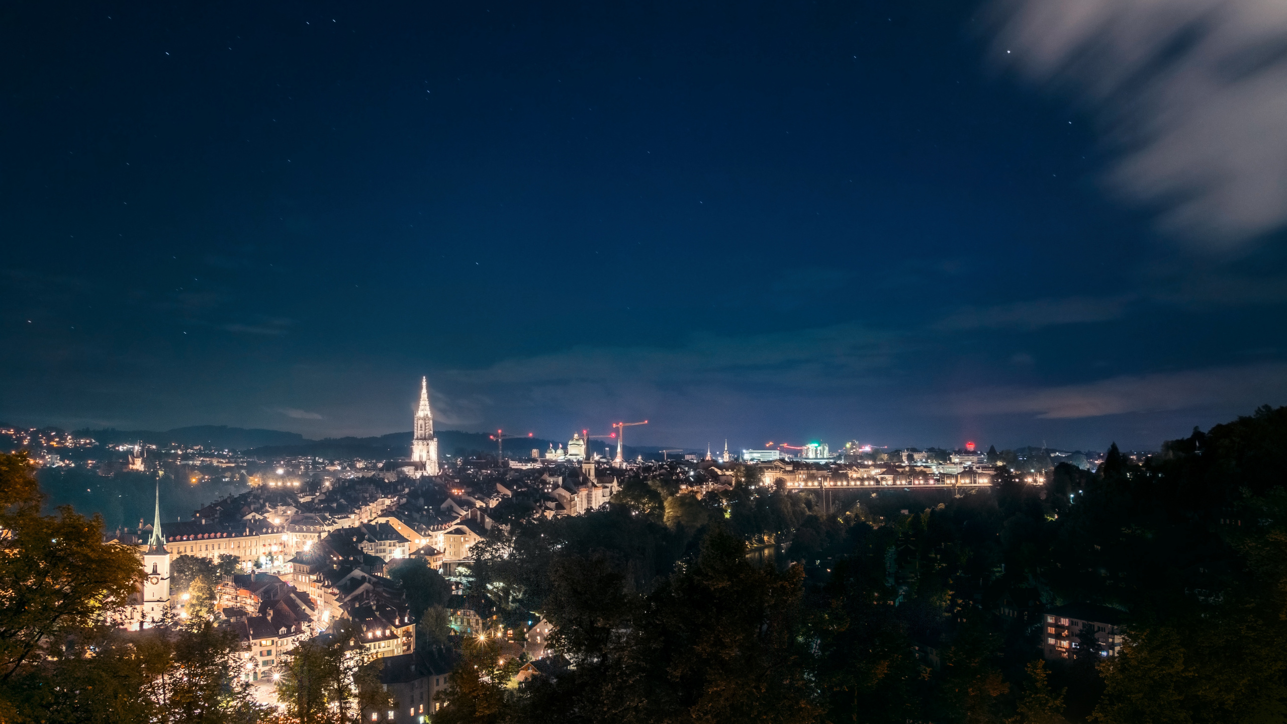 Обои ночь, город, облако, синий, городской район в разрешении 2560x1440