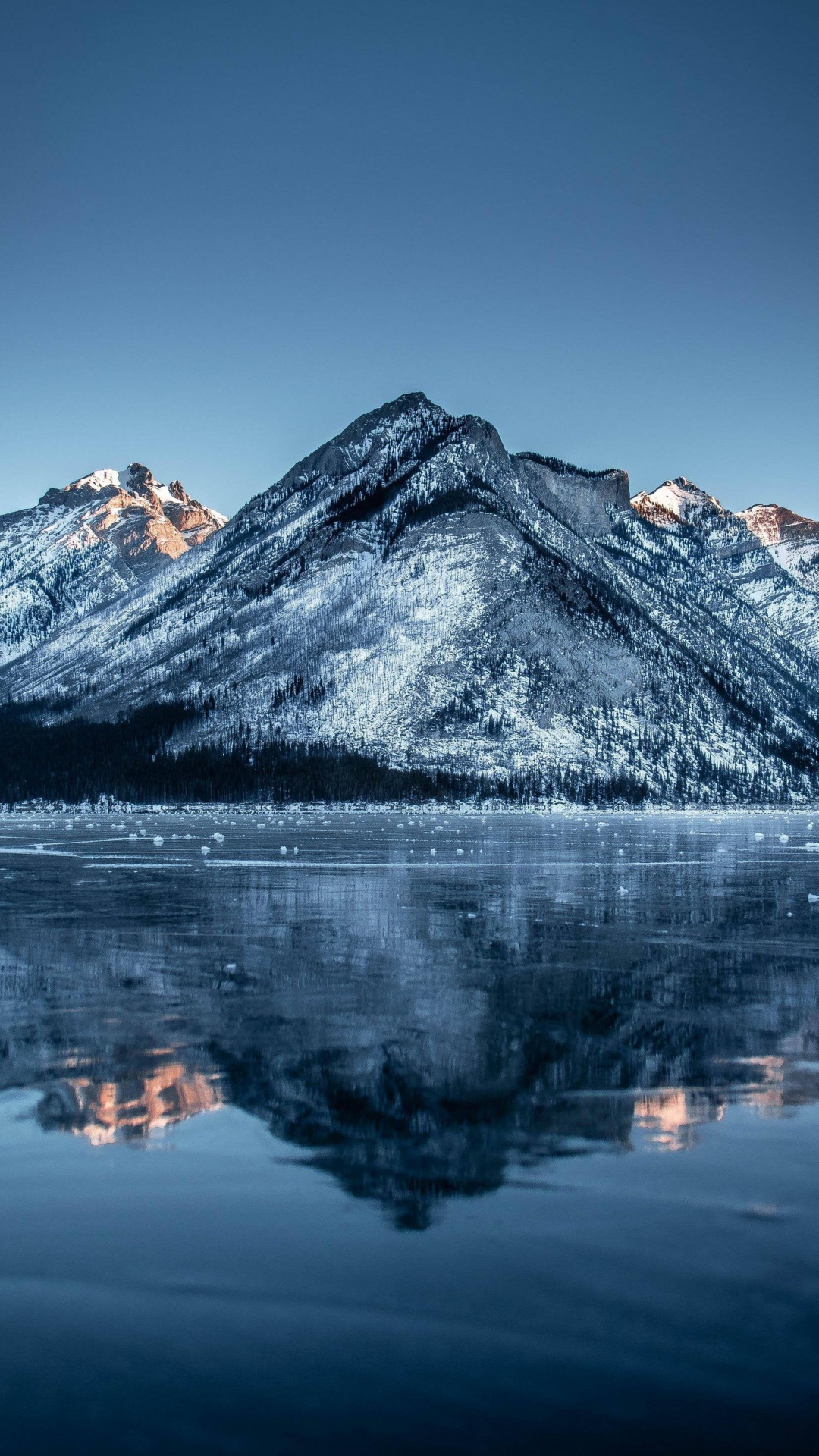 Обои отражение, вода, гидроресурсы, гора, природный ландшафт в разрешении 1080x1920