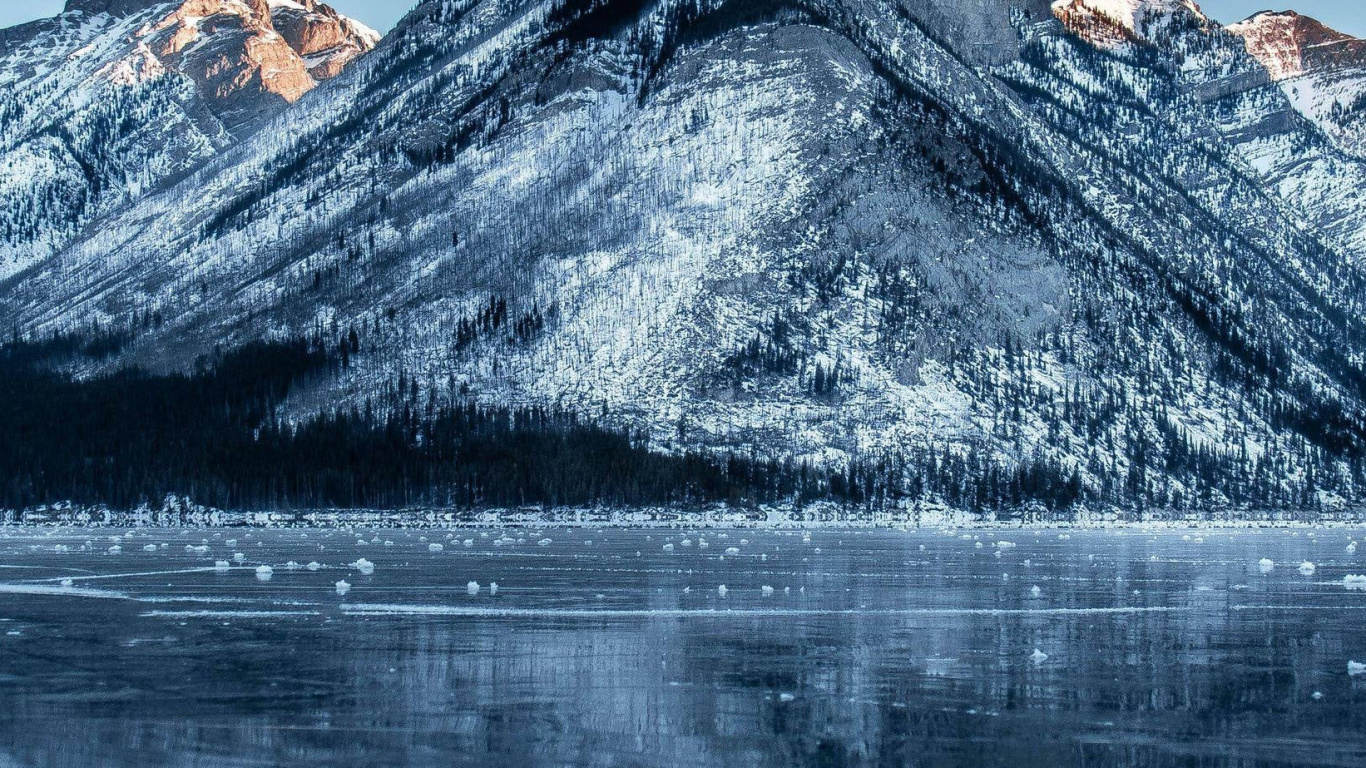 Обои отражение, вода, гидроресурсы, гора, природный ландшафт в разрешении 1366x768