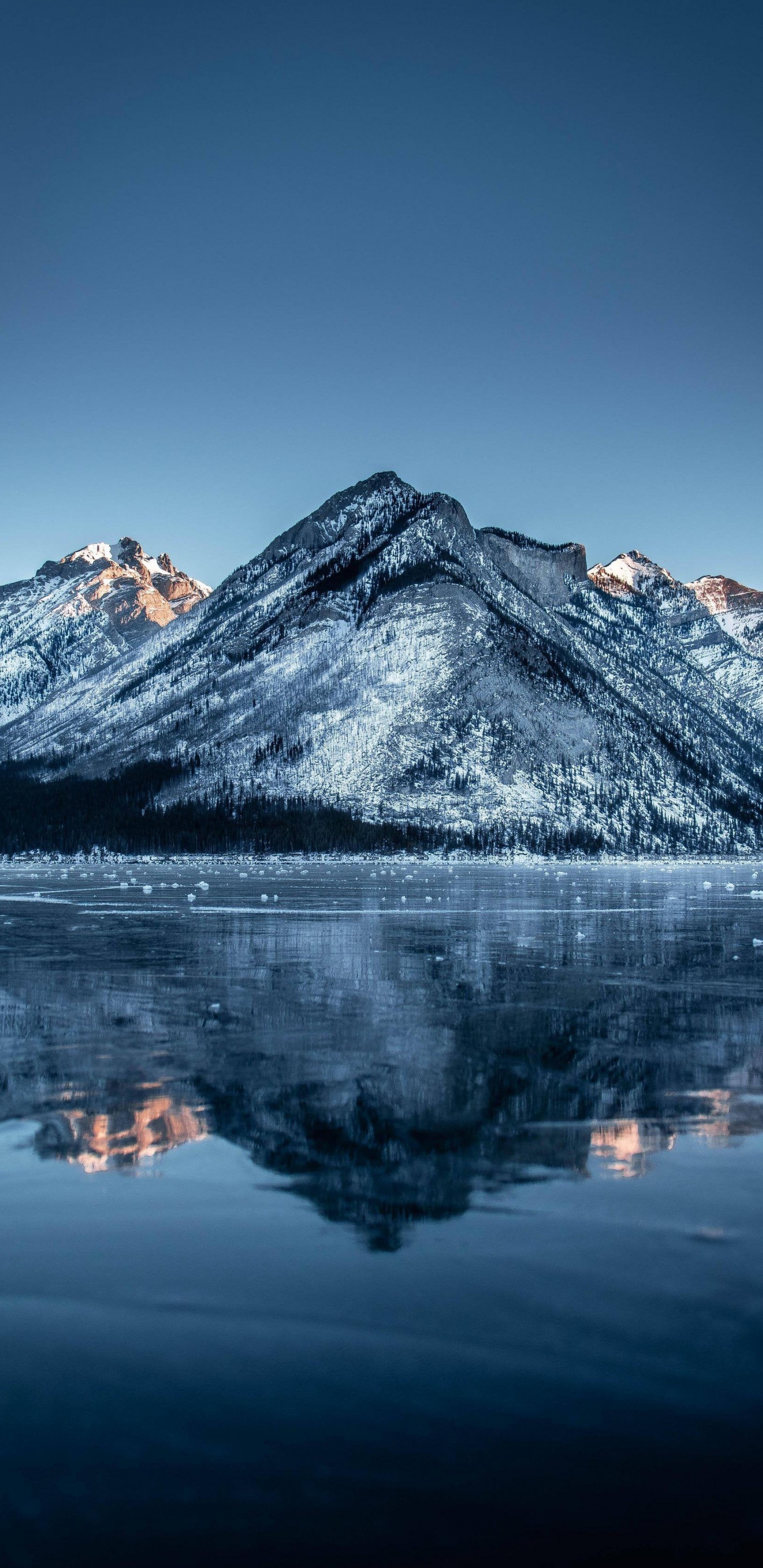 Обои отражение, вода, гидроресурсы, гора, природный ландшафт в разрешении 1440x2960
