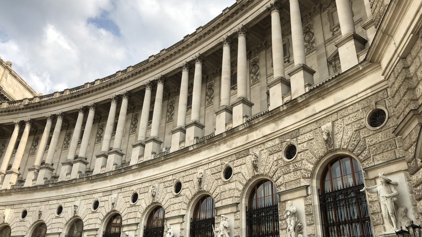 Обои Императорский дворец Хофбург, Хофбург, австрийская национальная библиотека, достопримечательность, архитектура в разрешении 1366x768