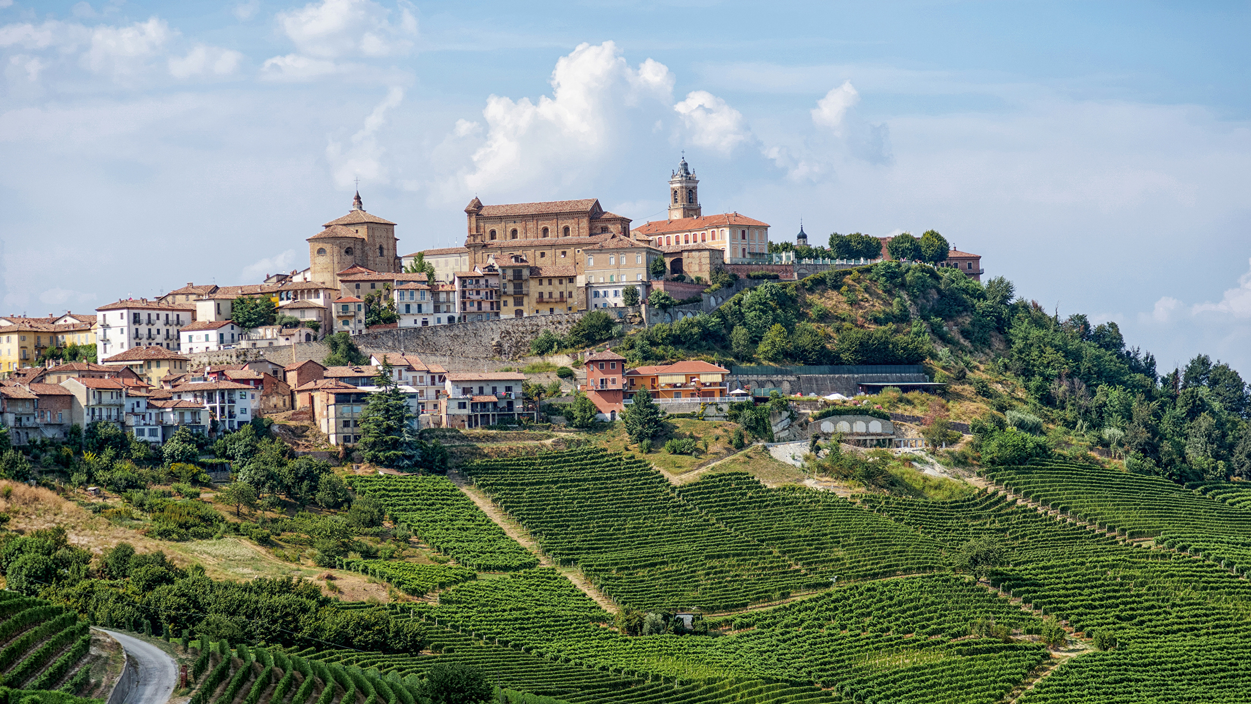 Обои ориентир, Ла Морра, Бароло Пьемонт, вино, горная станция в разрешении 2560x1440