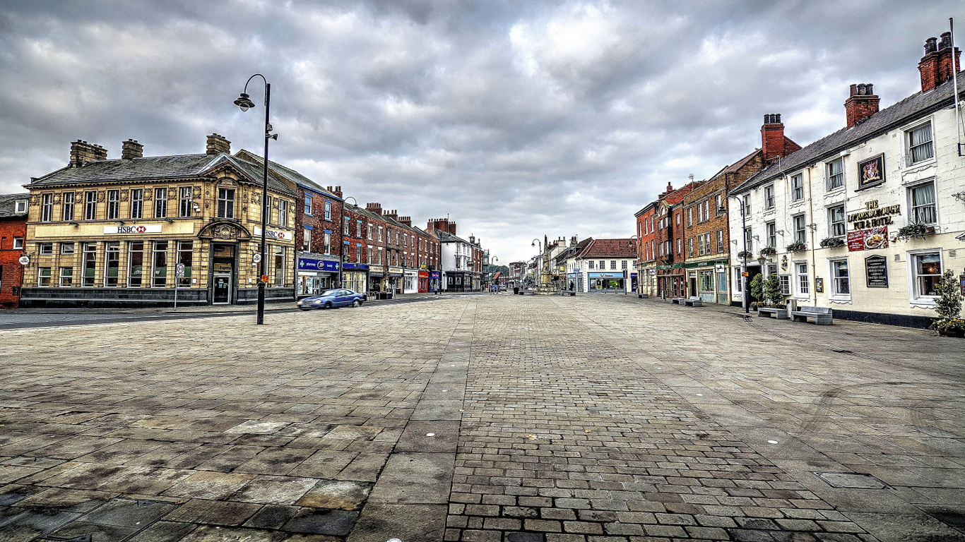 Обои городок, город, городская площадь, здание, улица в разрешении 1366x768