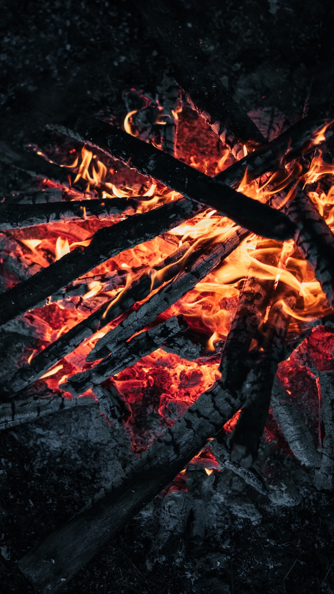 Обои костер, дрова, зола, огонь, пламя в разрешении 1080x1920