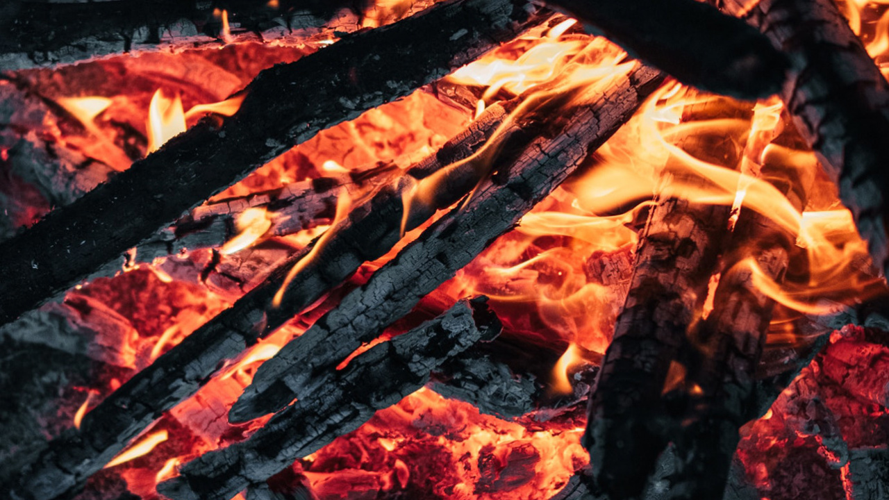 Обои костер, дрова, зола, огонь, пламя в разрешении 1280x720