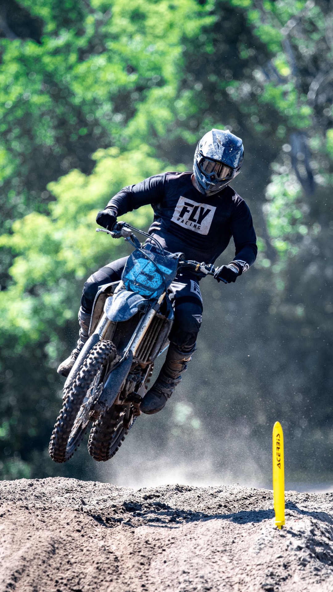 Обои почва, мотоциклетный шлем, мотоцикл, планшет, шина в разрешении 1080x1920